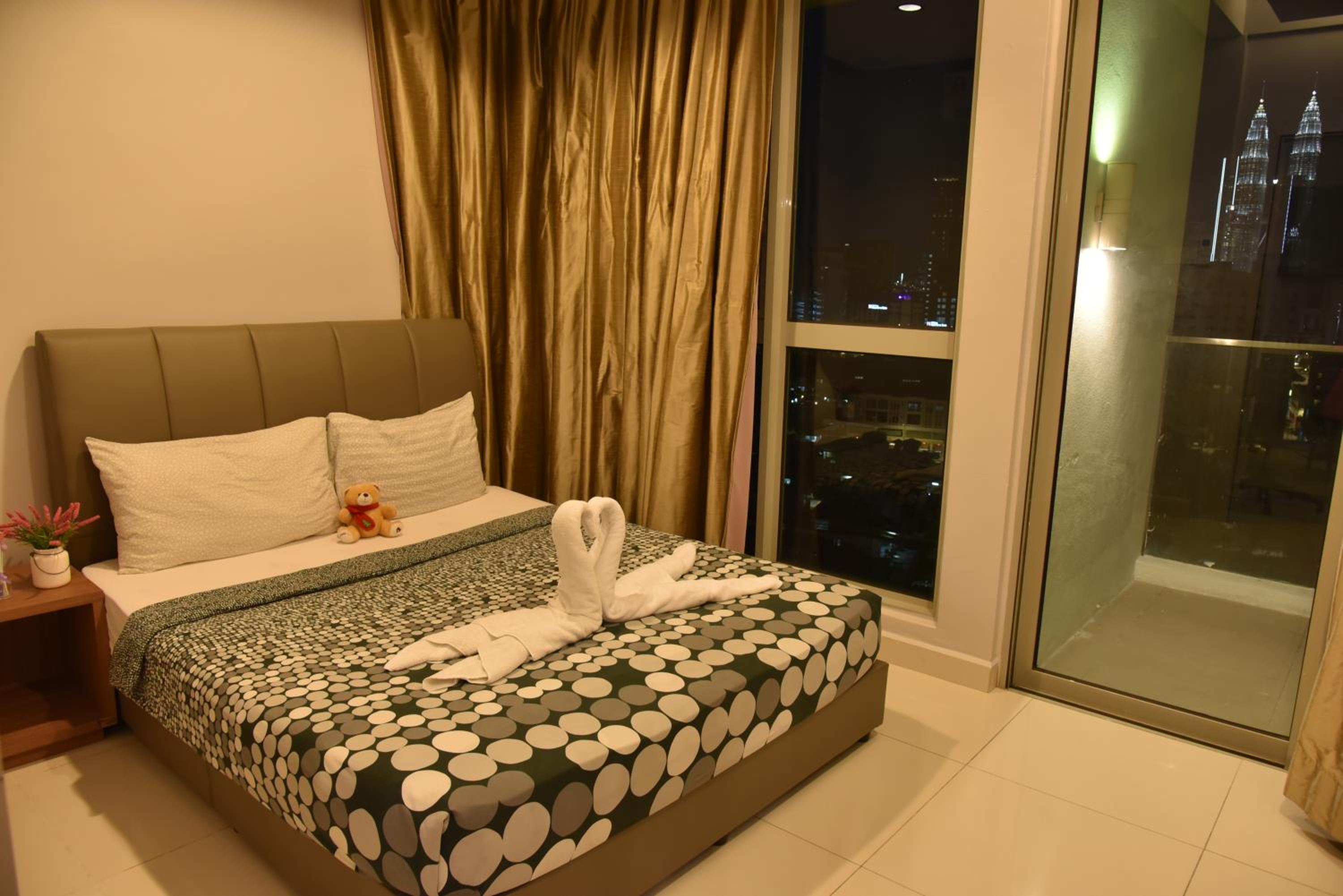 Regalia Residence at KLCC View Sky Pool by MC