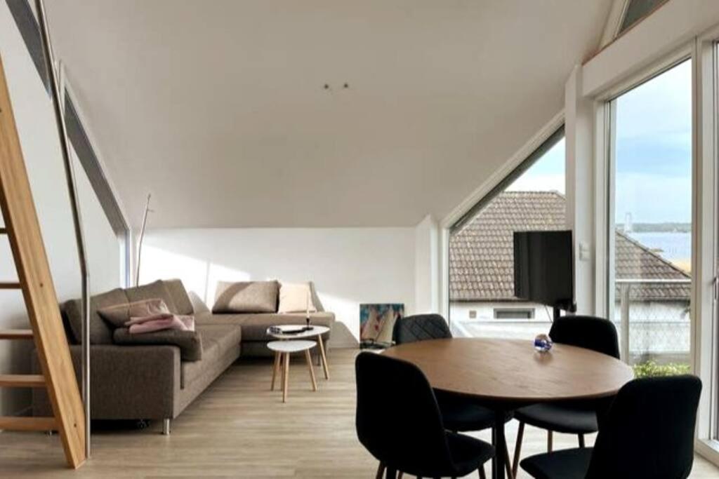 Lichtdurchflutete Ferienwohnung mit direktem Schleiblick
