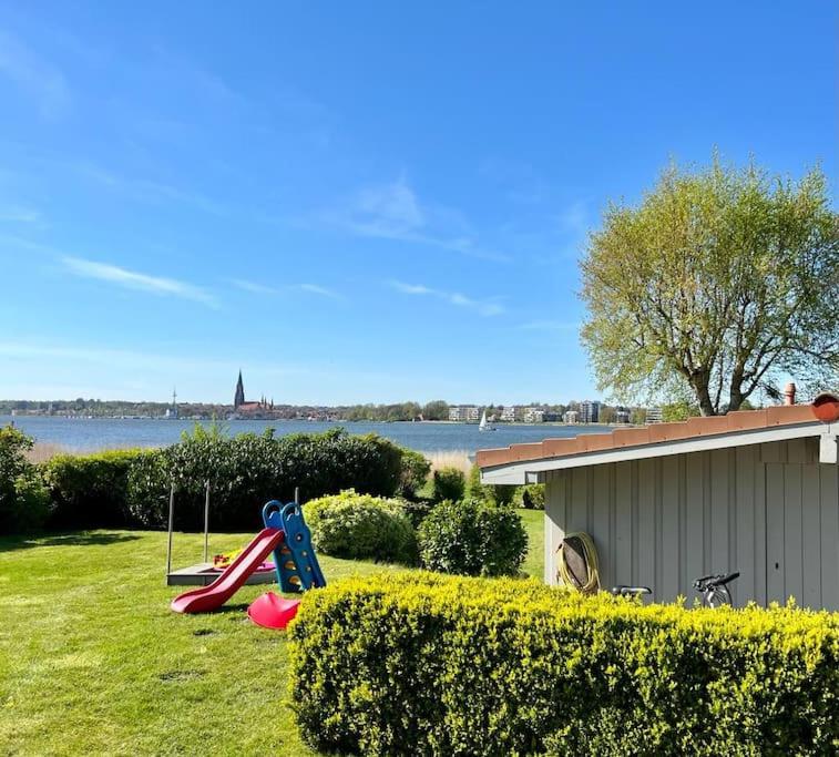 Lichtdurchflutete Ferienwohnung mit direktem Schleiblick