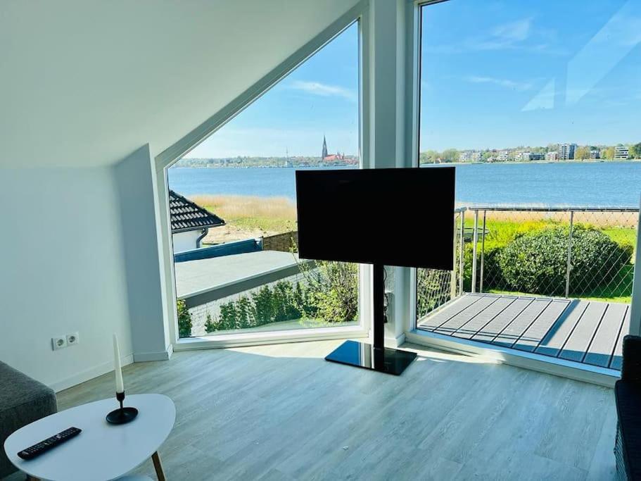 Lichtdurchflutete Ferienwohnung mit direktem Schleiblick