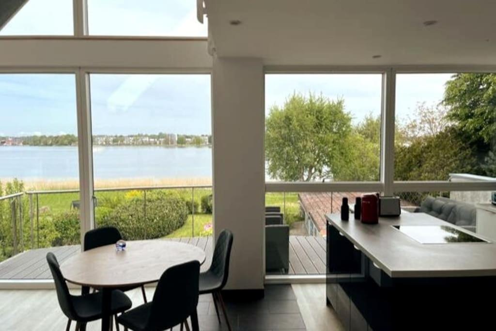 Lichtdurchflutete Ferienwohnung mit direktem Schleiblick