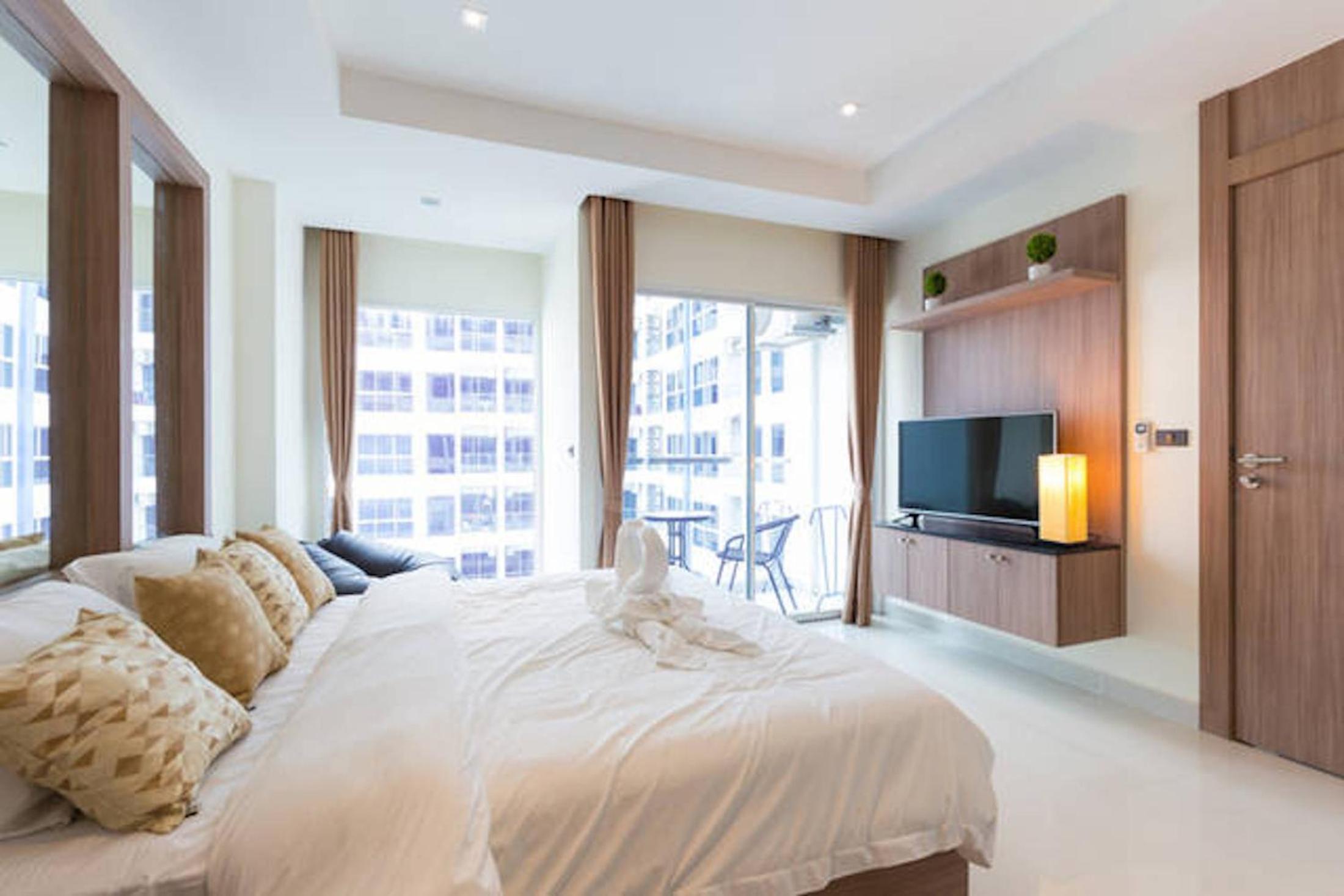 Nam Talay Jomtien Beach - Rooftop Ocean View - Close to Beach, Pool & Gym
