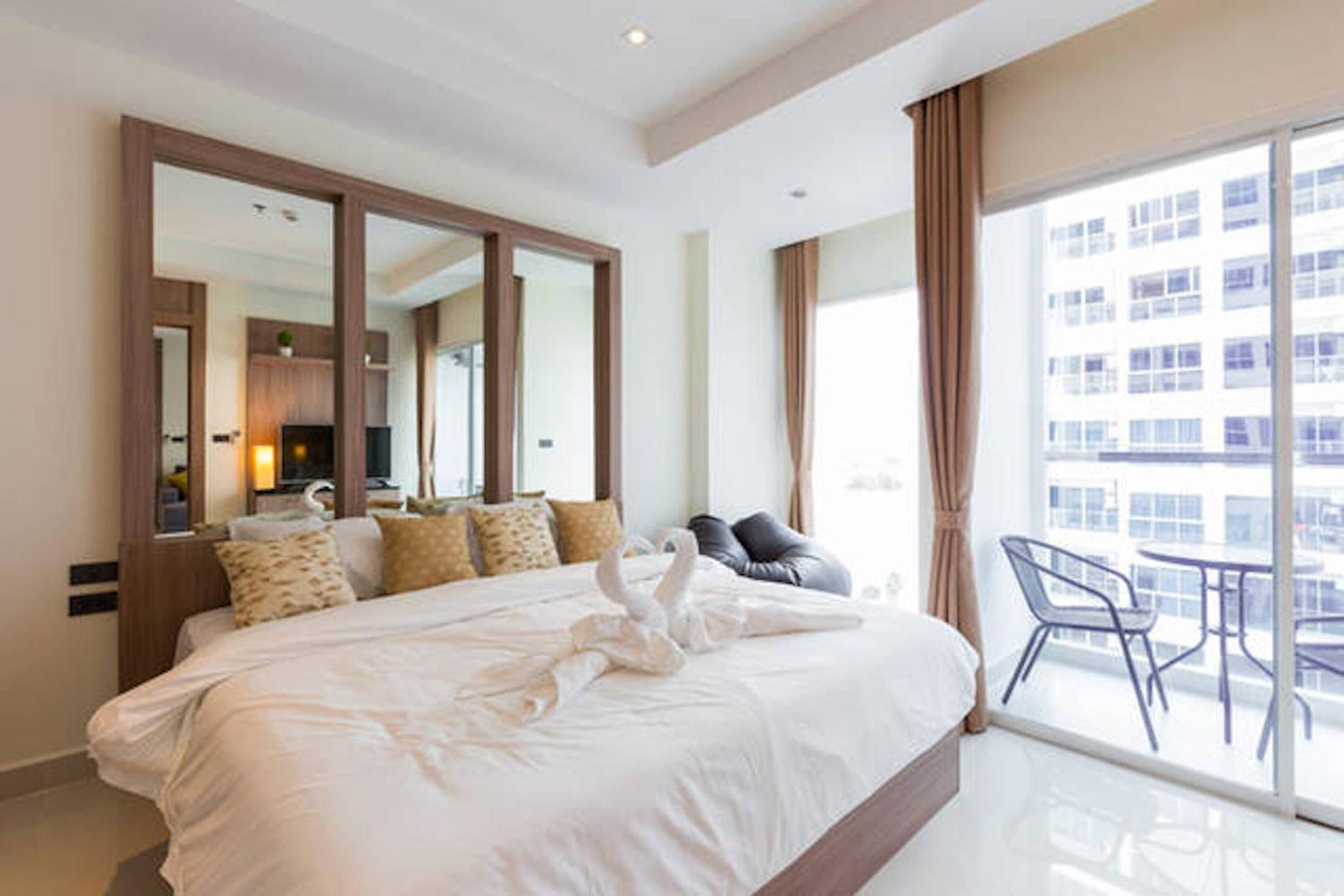 Nam Talay Jomtien Beach - Rooftop Ocean View - Close to Beach, Pool & Gym
