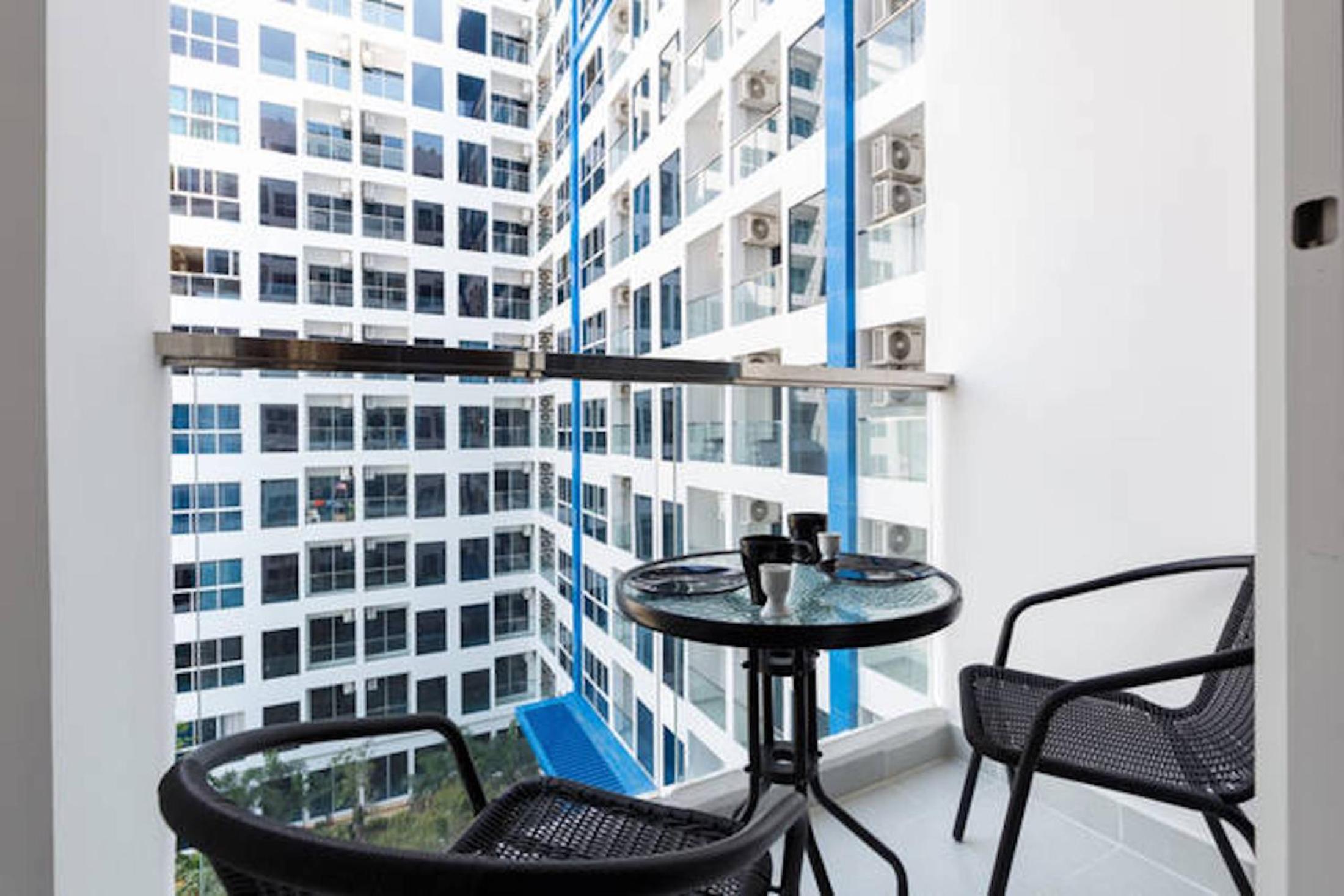 Nam Talay Jomtien Beach - Rooftop Ocean View - Close to Beach, Pool & Gym