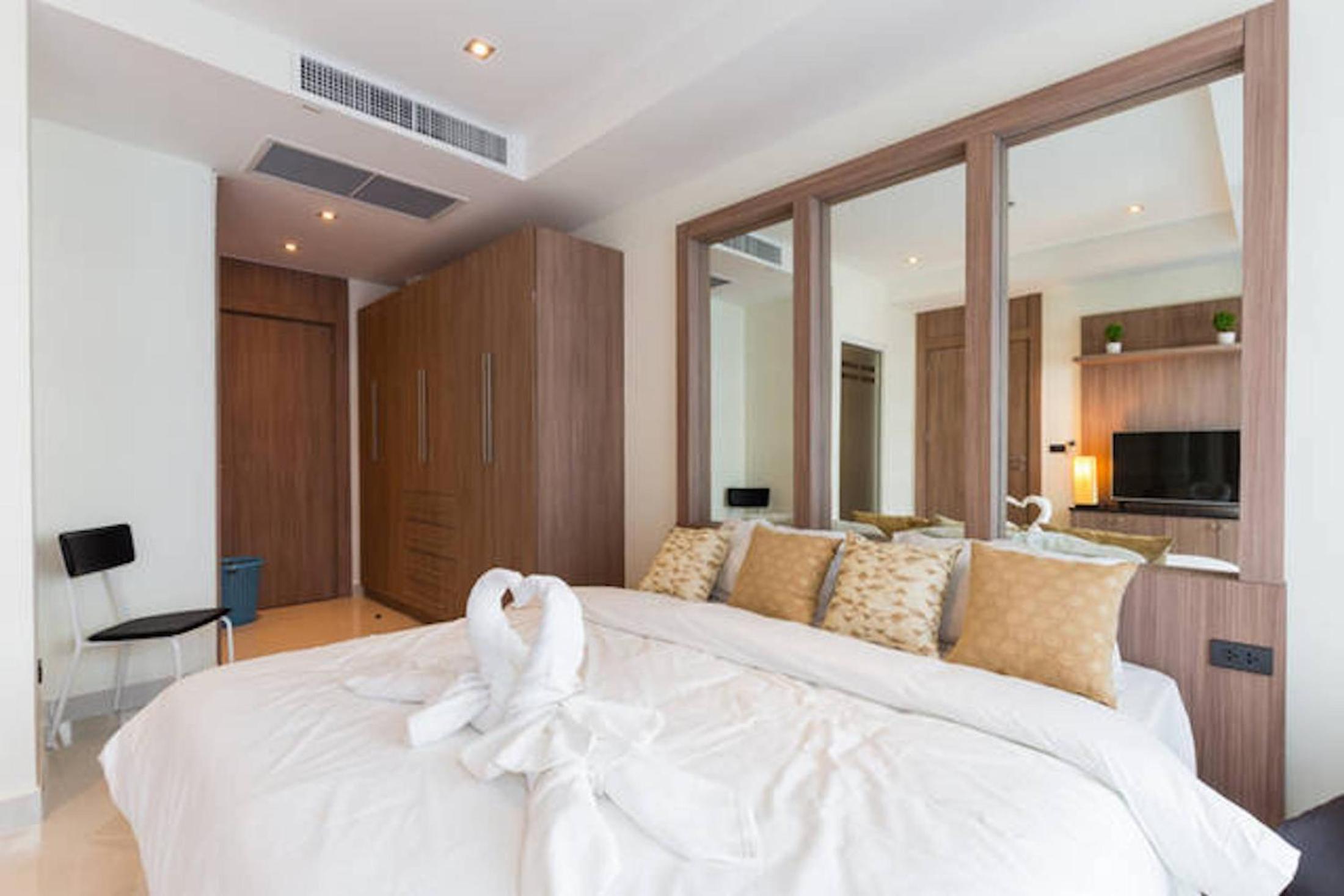 Nam Talay Jomtien Beach - Rooftop Ocean View - Close to Beach, Pool & Gym