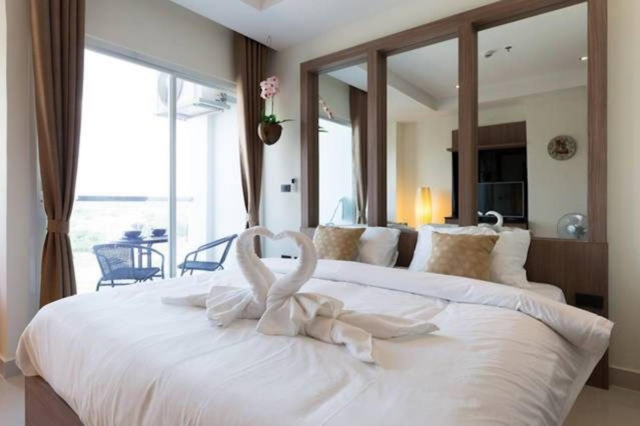 Nam Talay Jomtien Beach - Rooftop Ocean View - Close to Beach, Pool & Gym