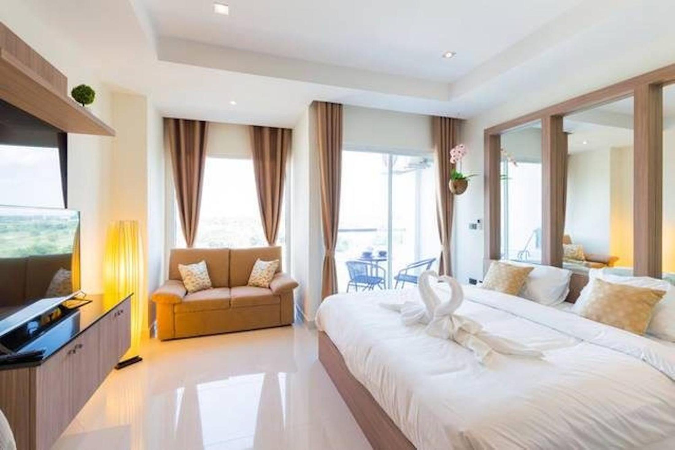 Nam Talay Jomtien Beach - Rooftop Ocean View - Close to Beach, Pool & Gym