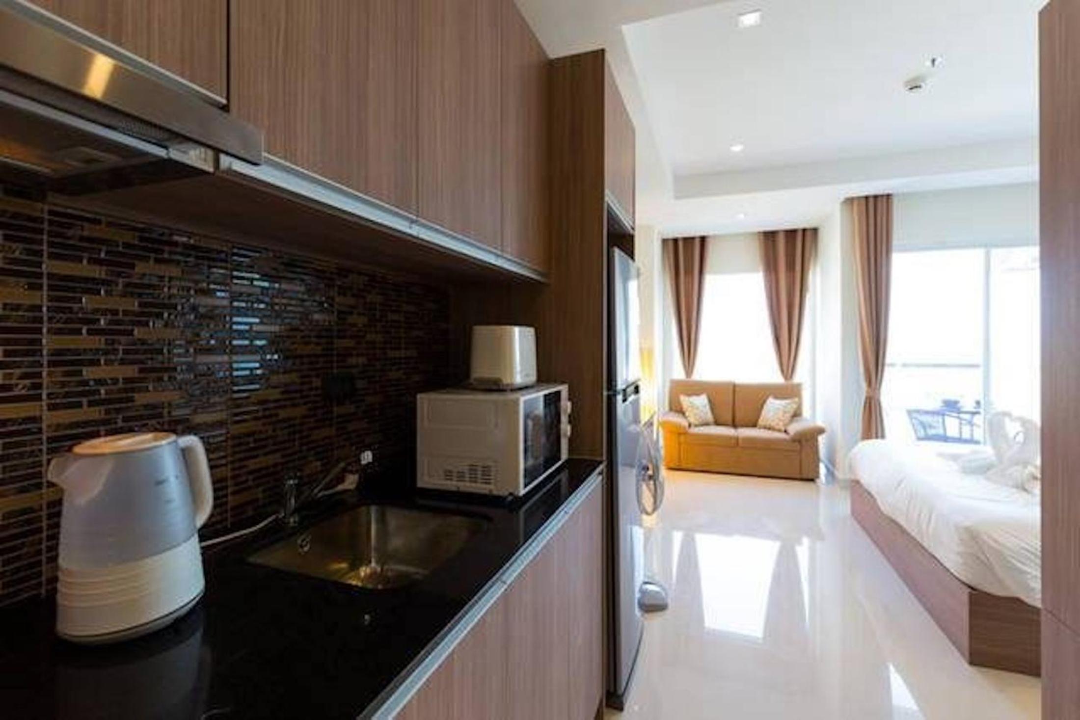 Nam Talay Jomtien Beach - Rooftop Ocean View - Close to Beach, Pool & Gym