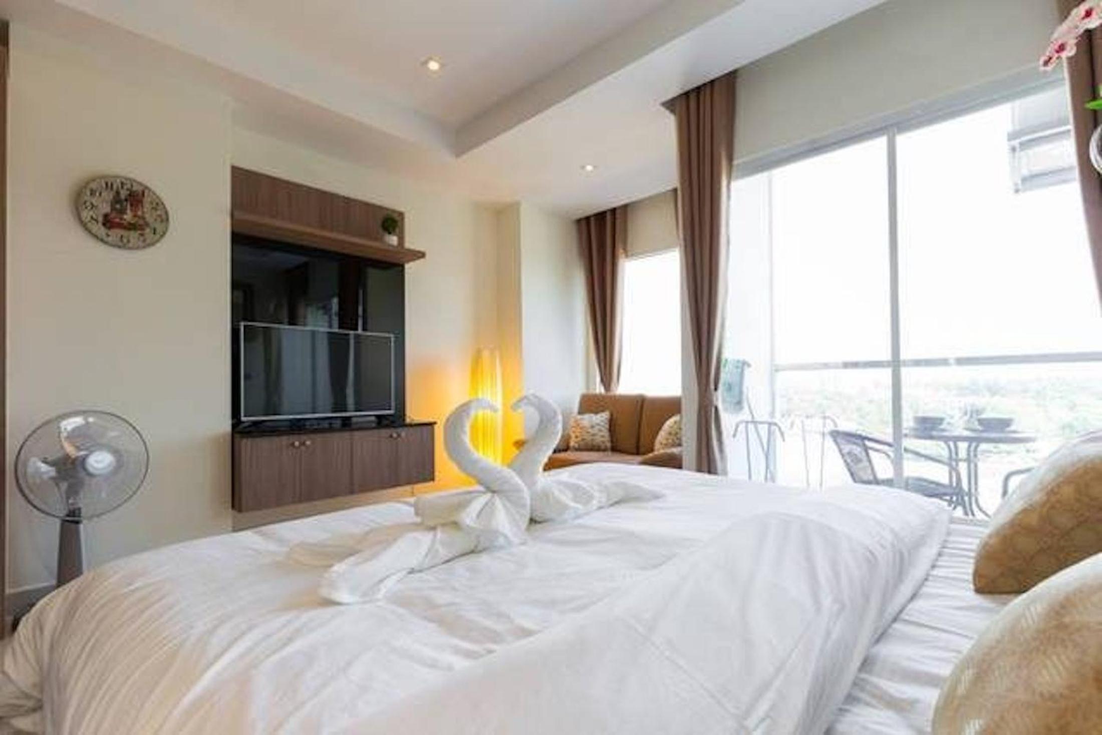 Nam Talay Jomtien Beach - Rooftop Ocean View - Close to Beach, Pool & Gym