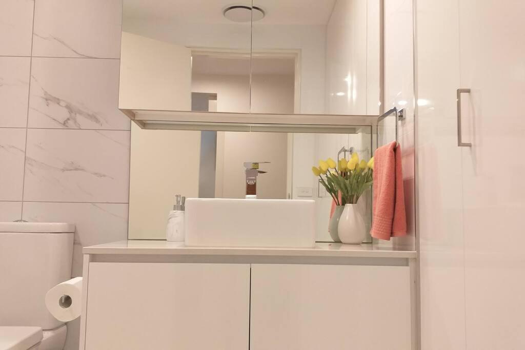 Lux 2 Bed 2 Bath Secure Parking Apartment in the Heart of Dickson, Canberra