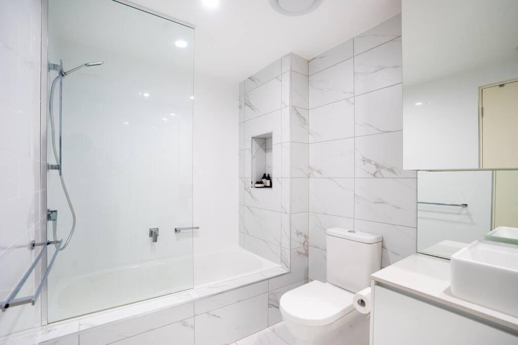 Lux 2 Bed 2 Bath Secure Parking Apartment in the Heart of Dickson, Canberra
