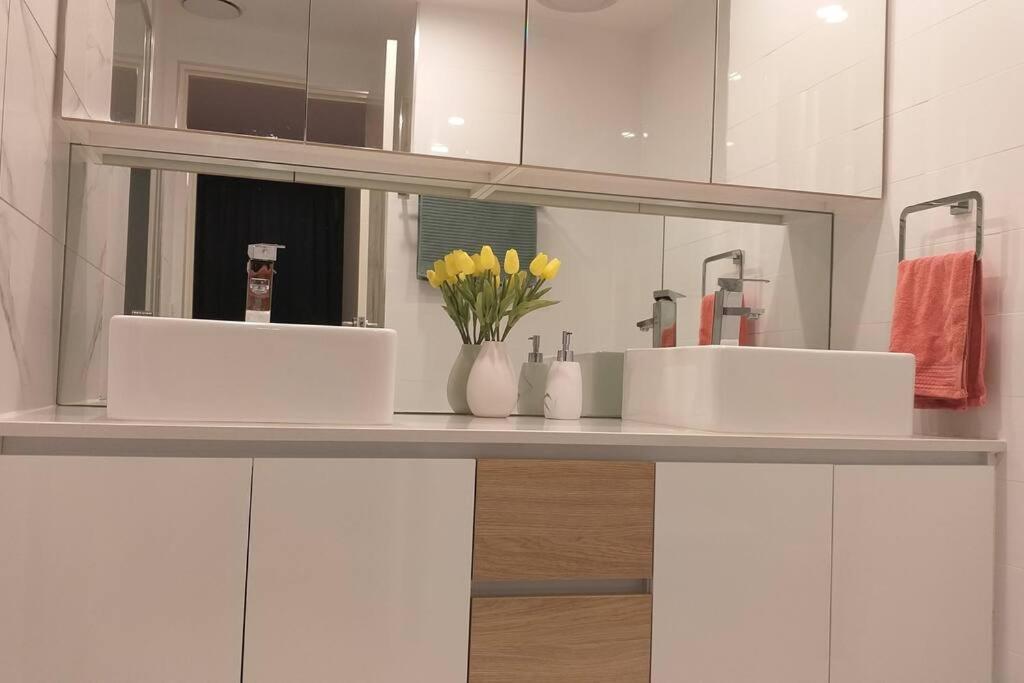 Lux 2 Bed 2 Bath Secure Parking Apartment in the Heart of Dickson, Canberra