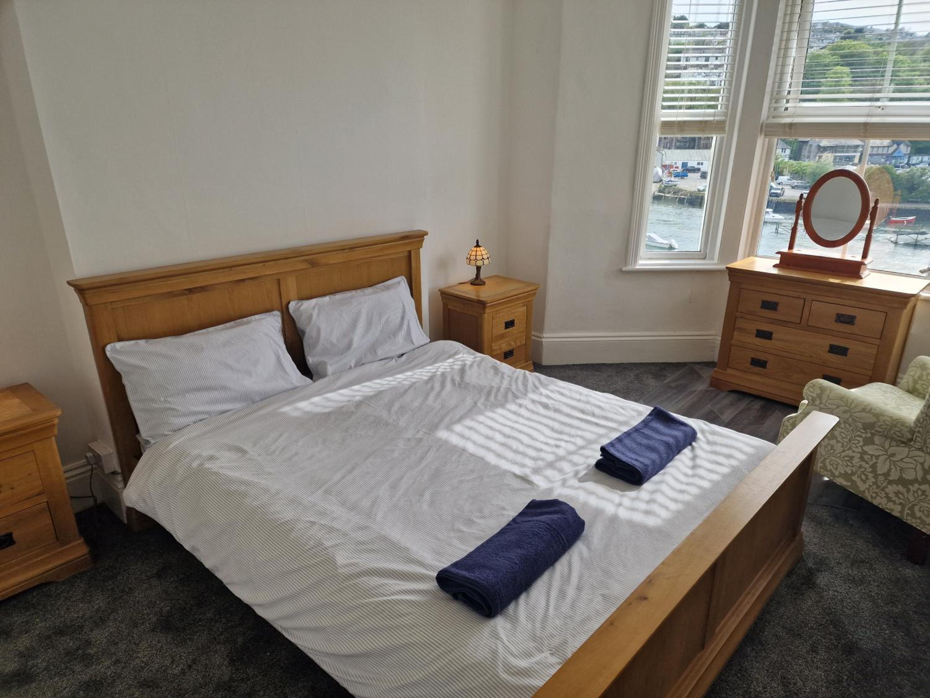 Looe Spacious 4 Double bedroom House Sleeps 9 Harbour River Views
