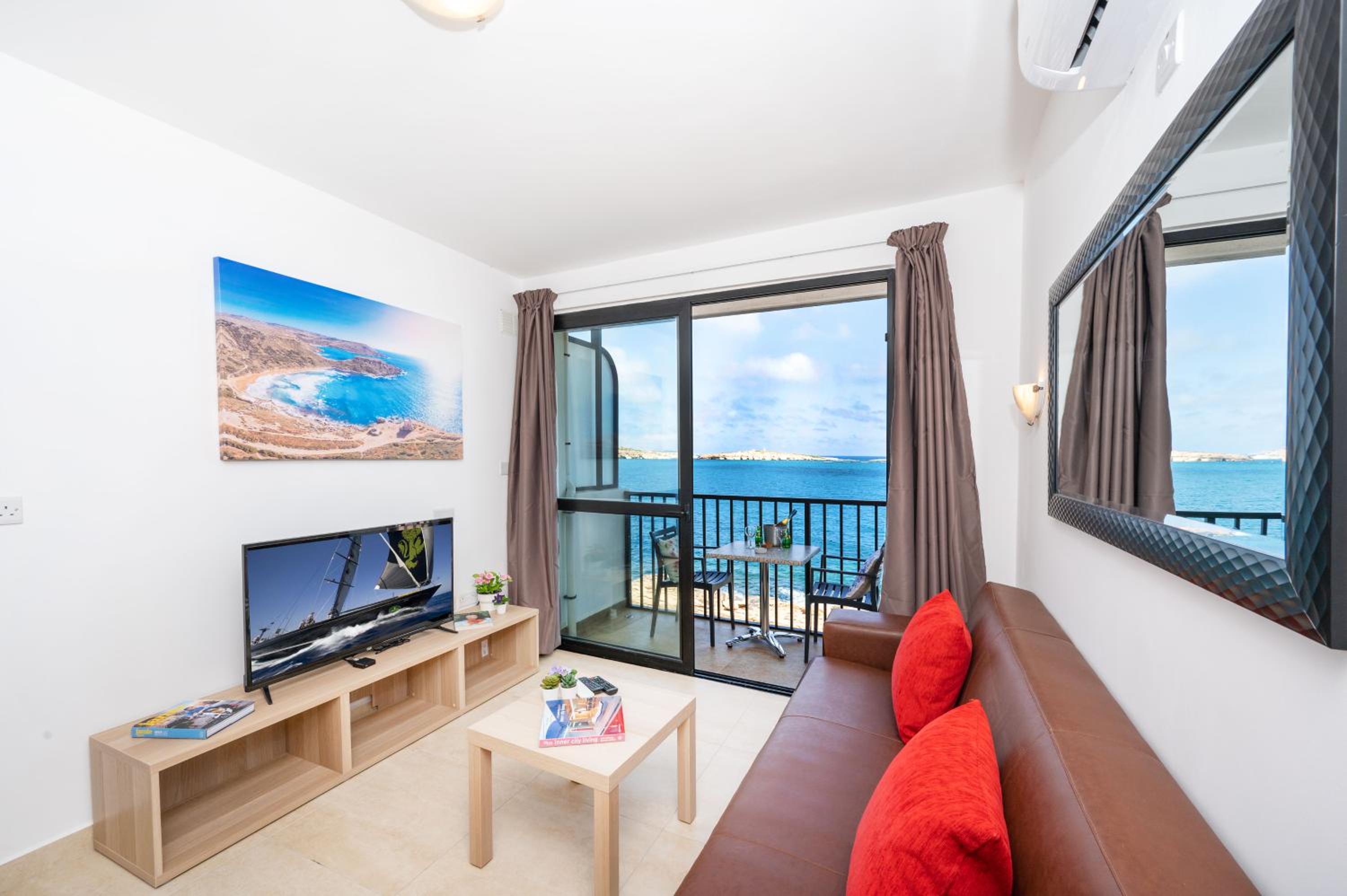 Islet Promenade Seafront 1 Bedroom Apartment with sea view balcony by Getawaysmalta photo 4
