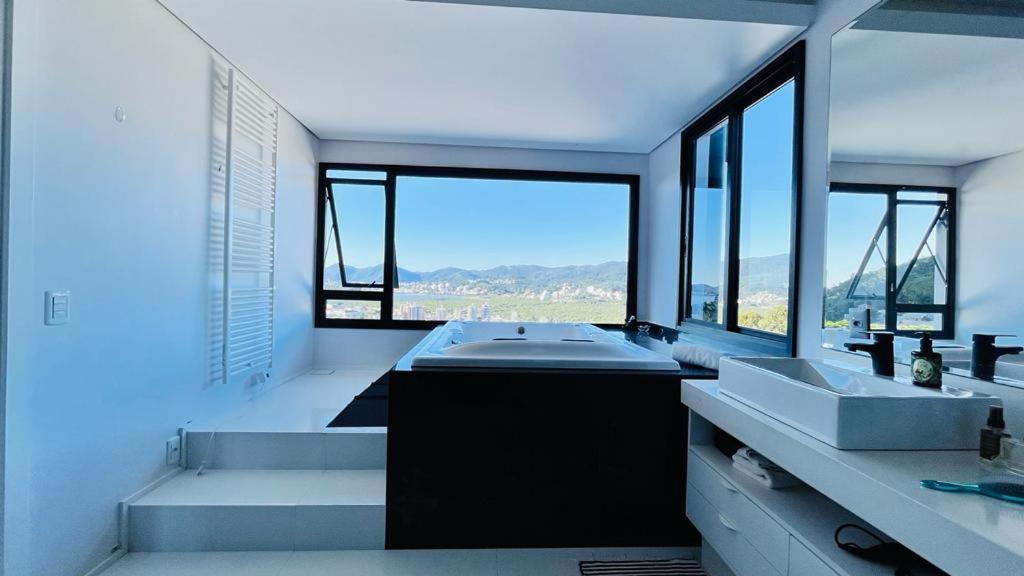 Casa 3 quartos casal Alto Padrão Vista, SPA, Hidro e Piscina de vidro