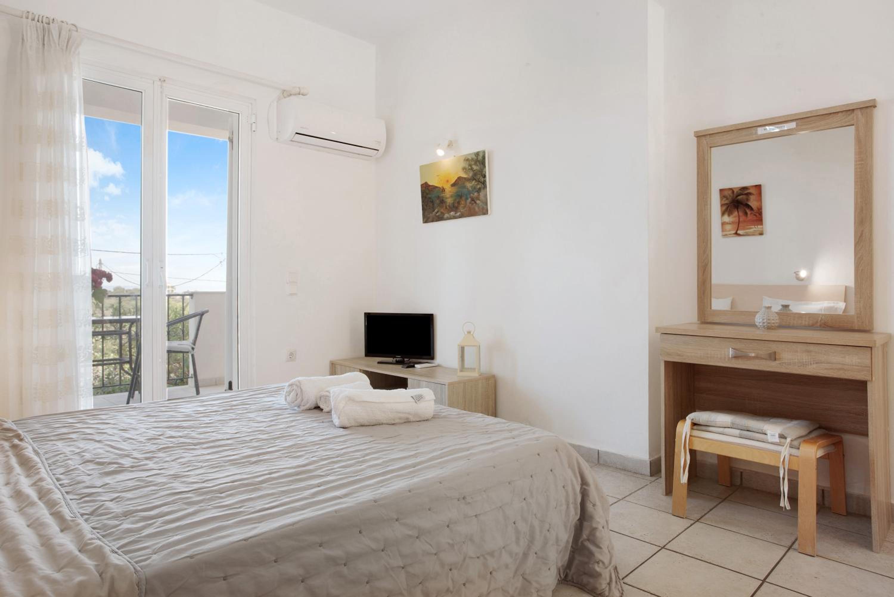 Yiannis Studio 5 photo 3