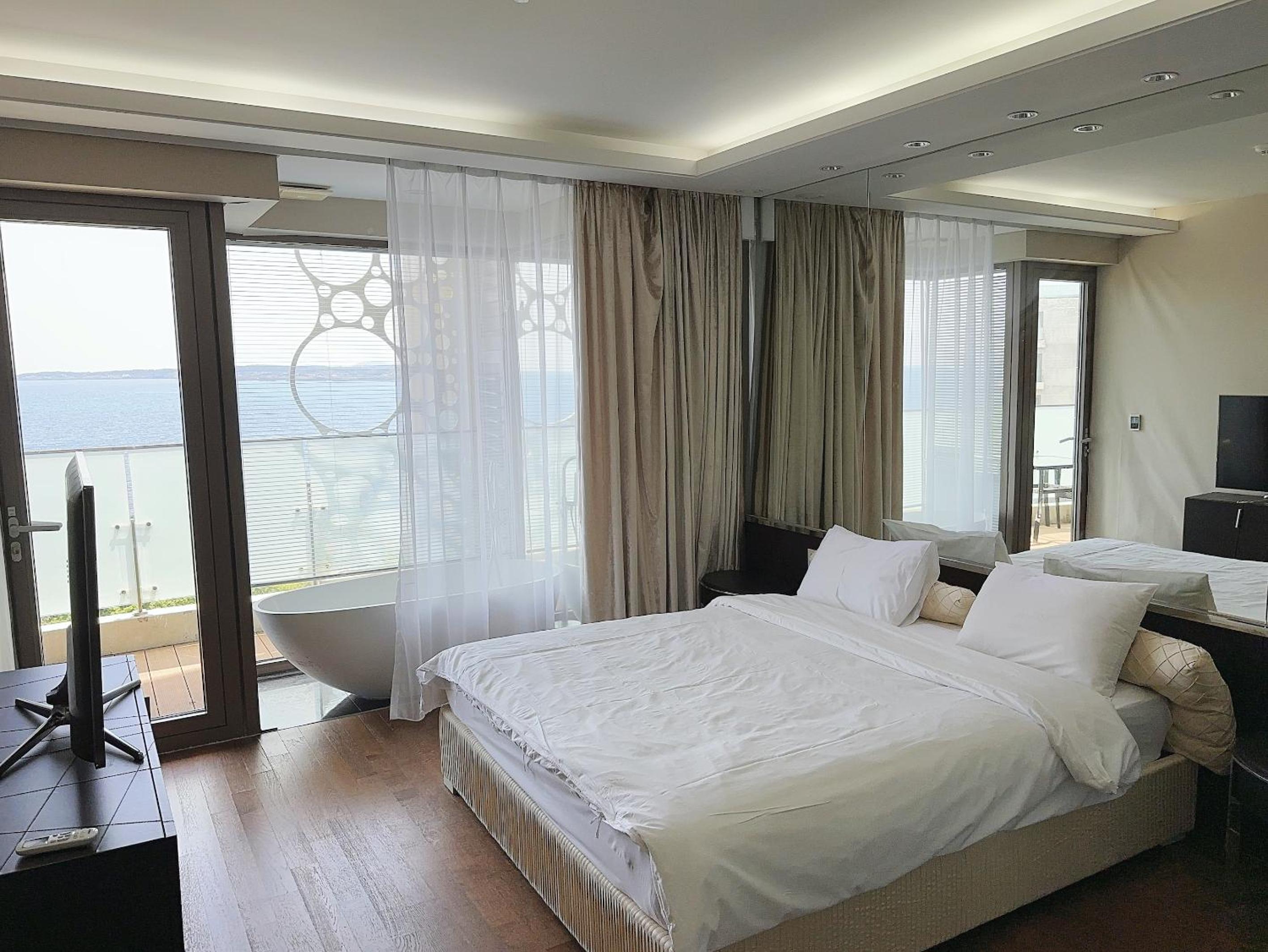 Seopjikoji Oceanview Apartment