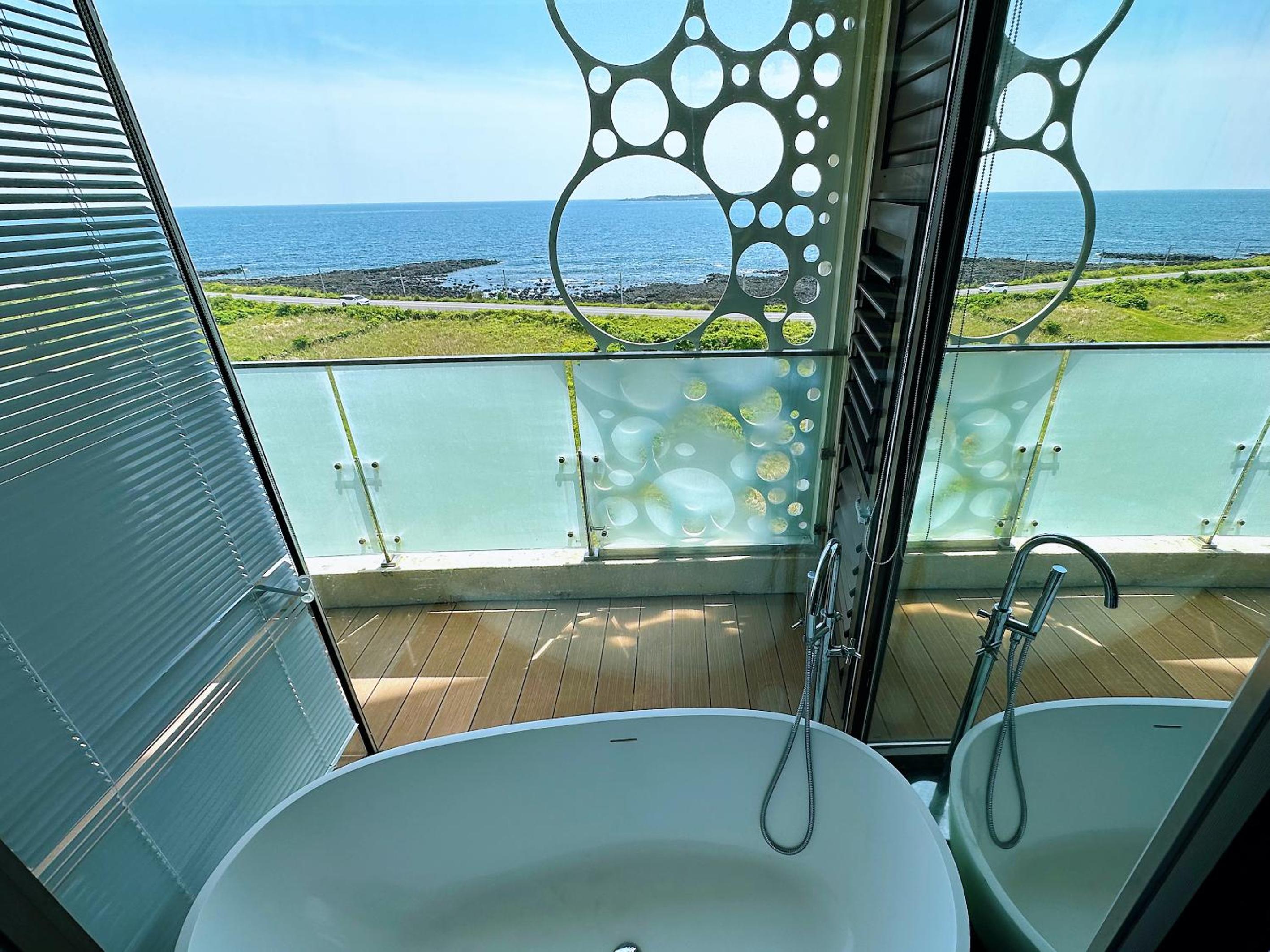 Seopjikoji Oceanview Apartment