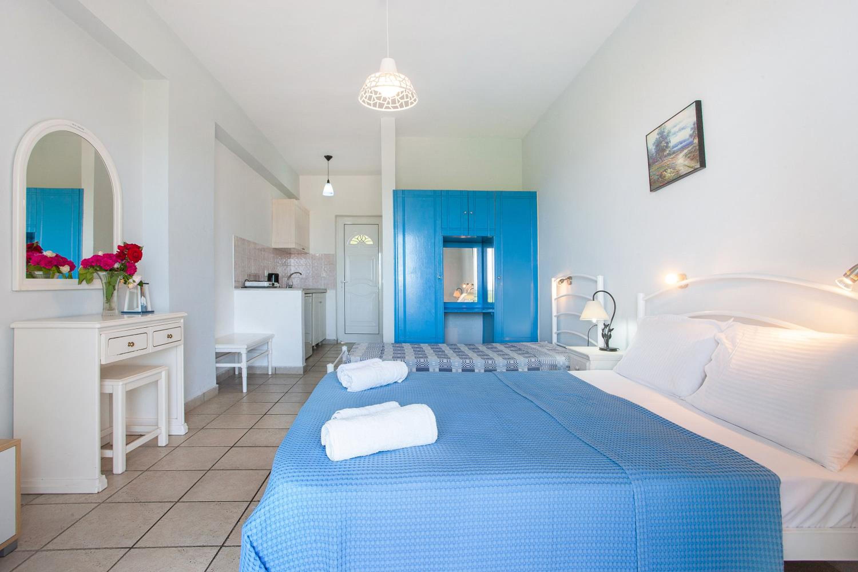 Yiannis Studio 6 photo 5