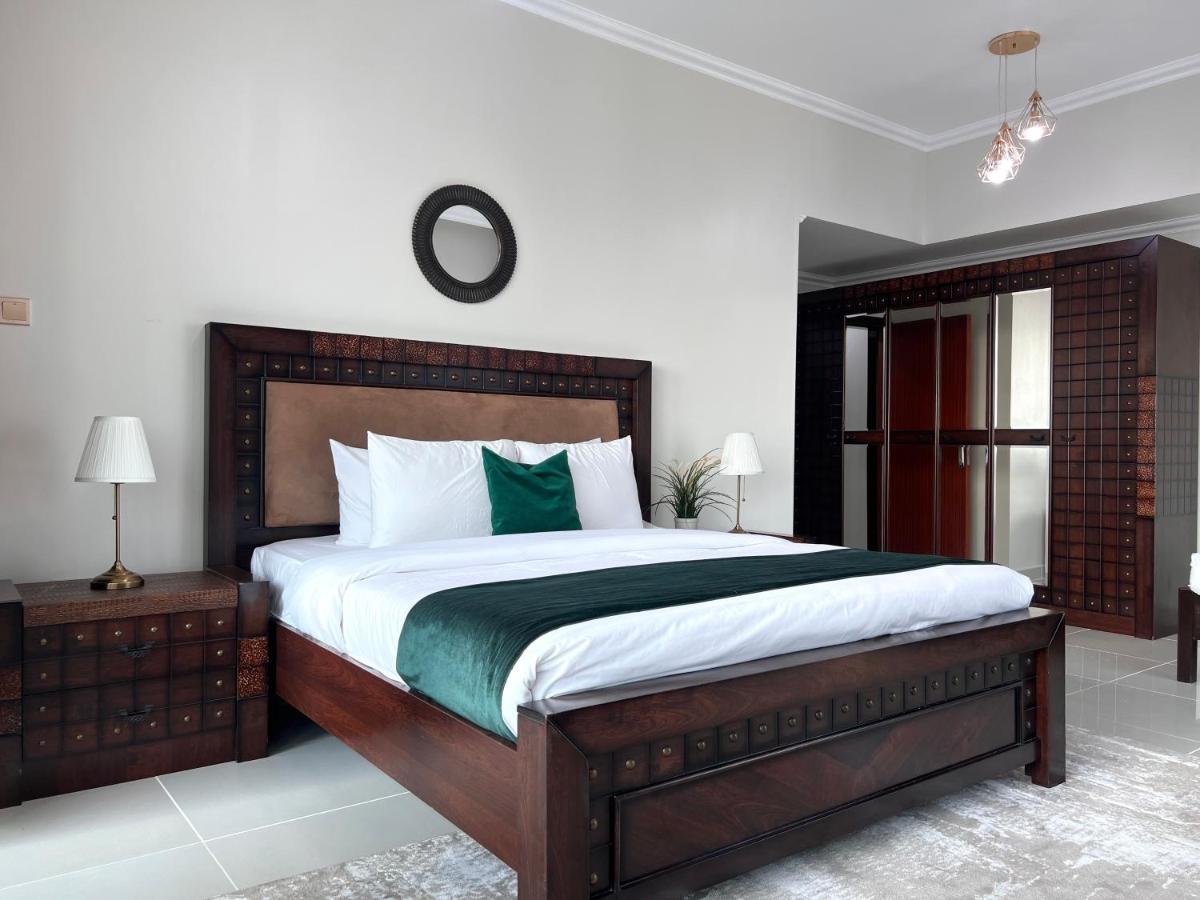 Two Continents Holiday Homes - Marina & Sea View 3 bedrooms Apartment