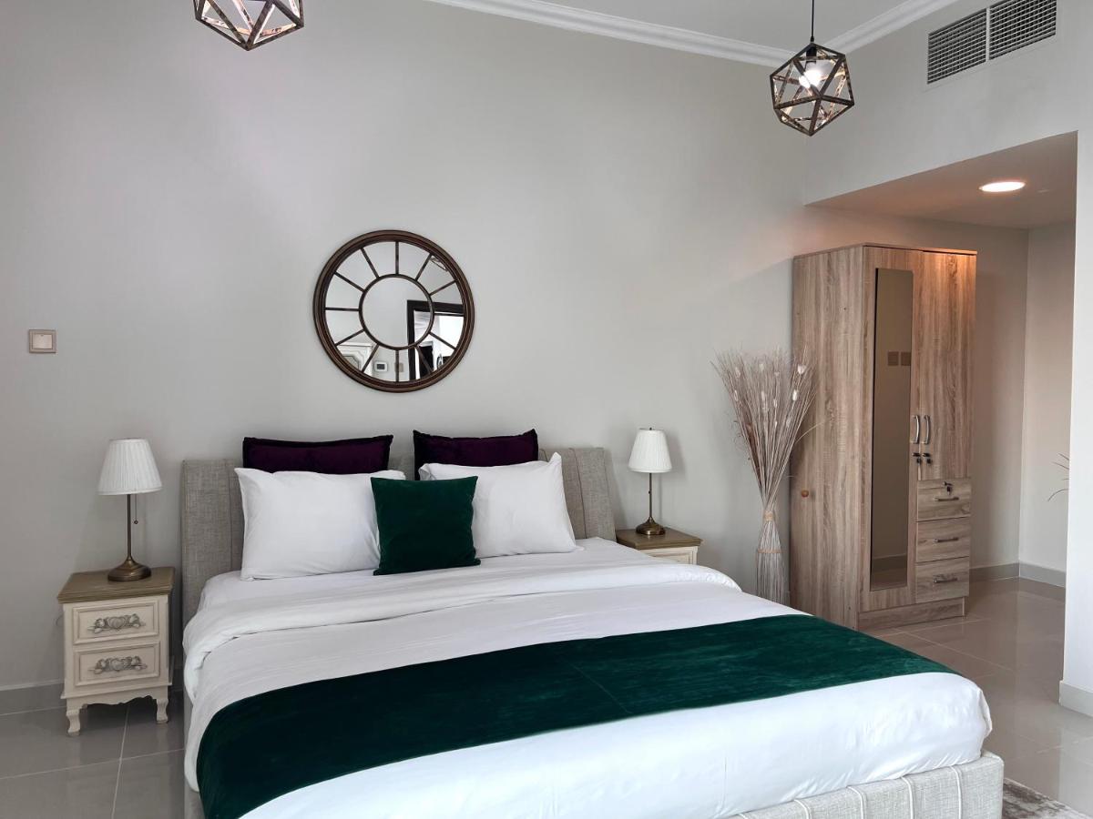 Two Continents Holiday Homes - Marina & Sea View 3 bedrooms Apartment