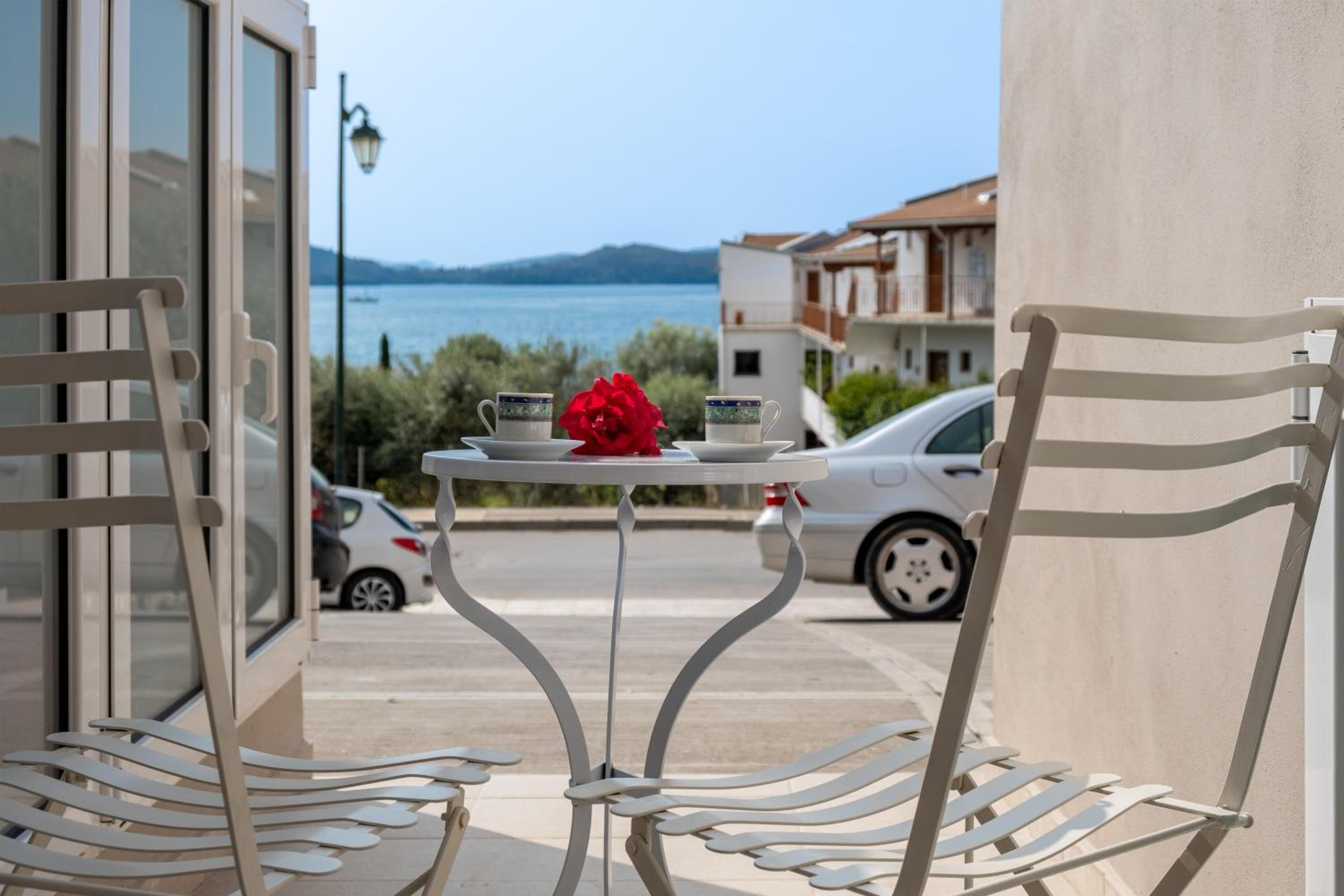 Mella Roa - Teal studio photo 5