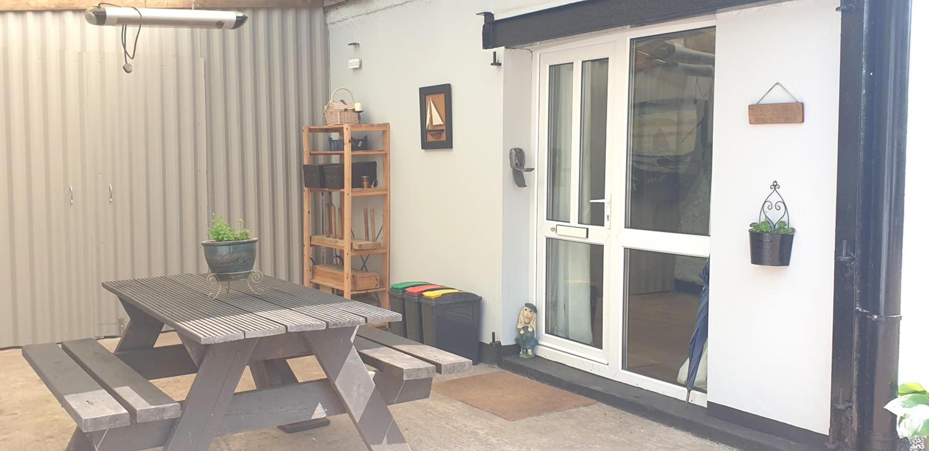 Quiet, countryside - Abergavenny, up to 4 guests, 2 bedrooms view 5