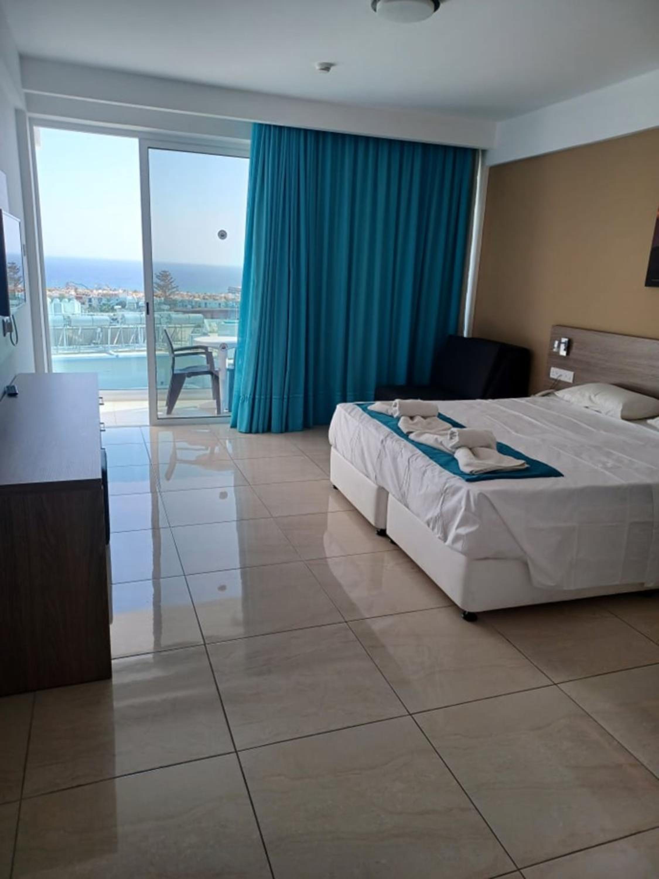 Sunny Blue Hotel