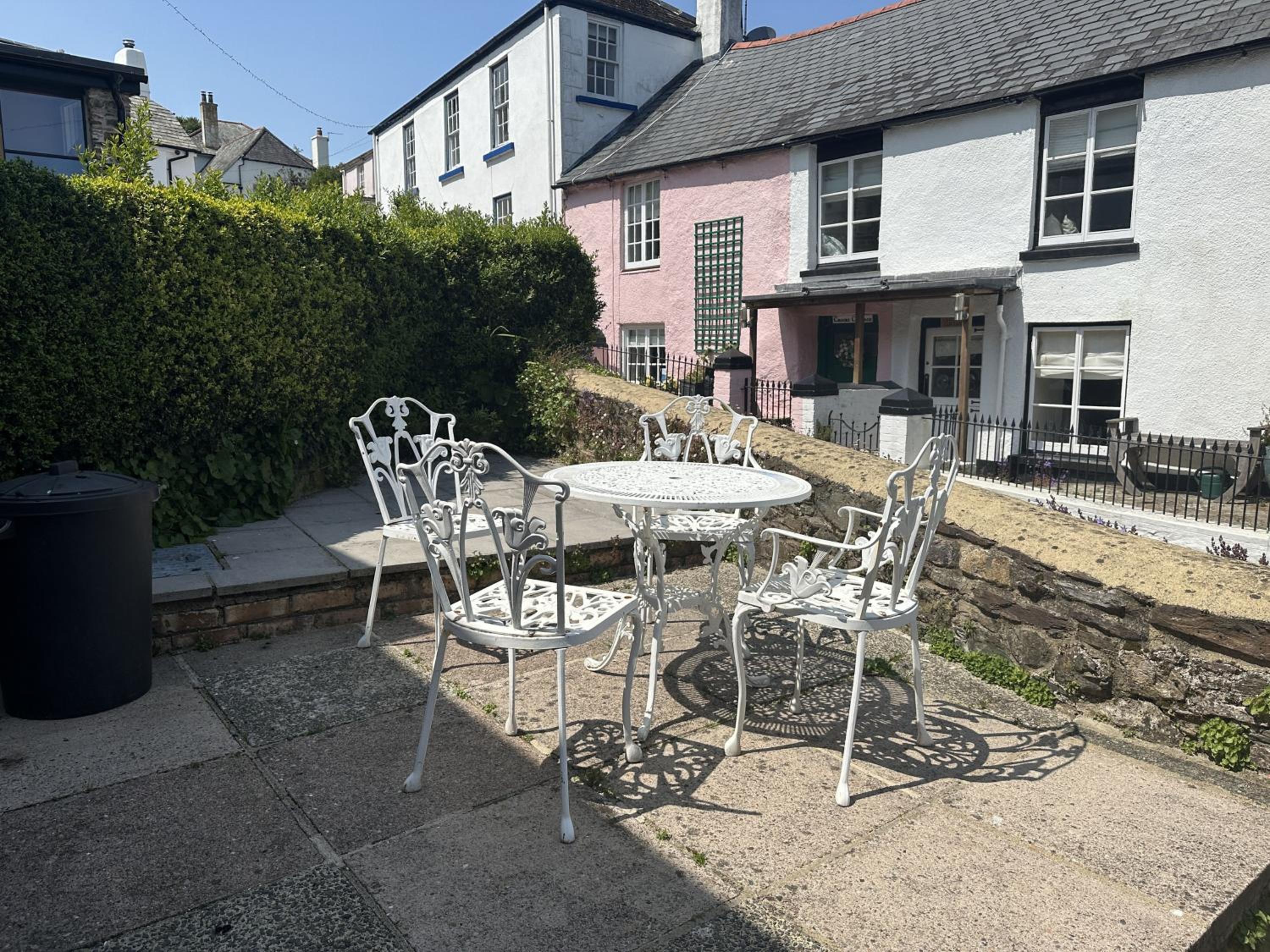 Holly Cottage - characterful cottage a stones throw from river Dart with front & back patios