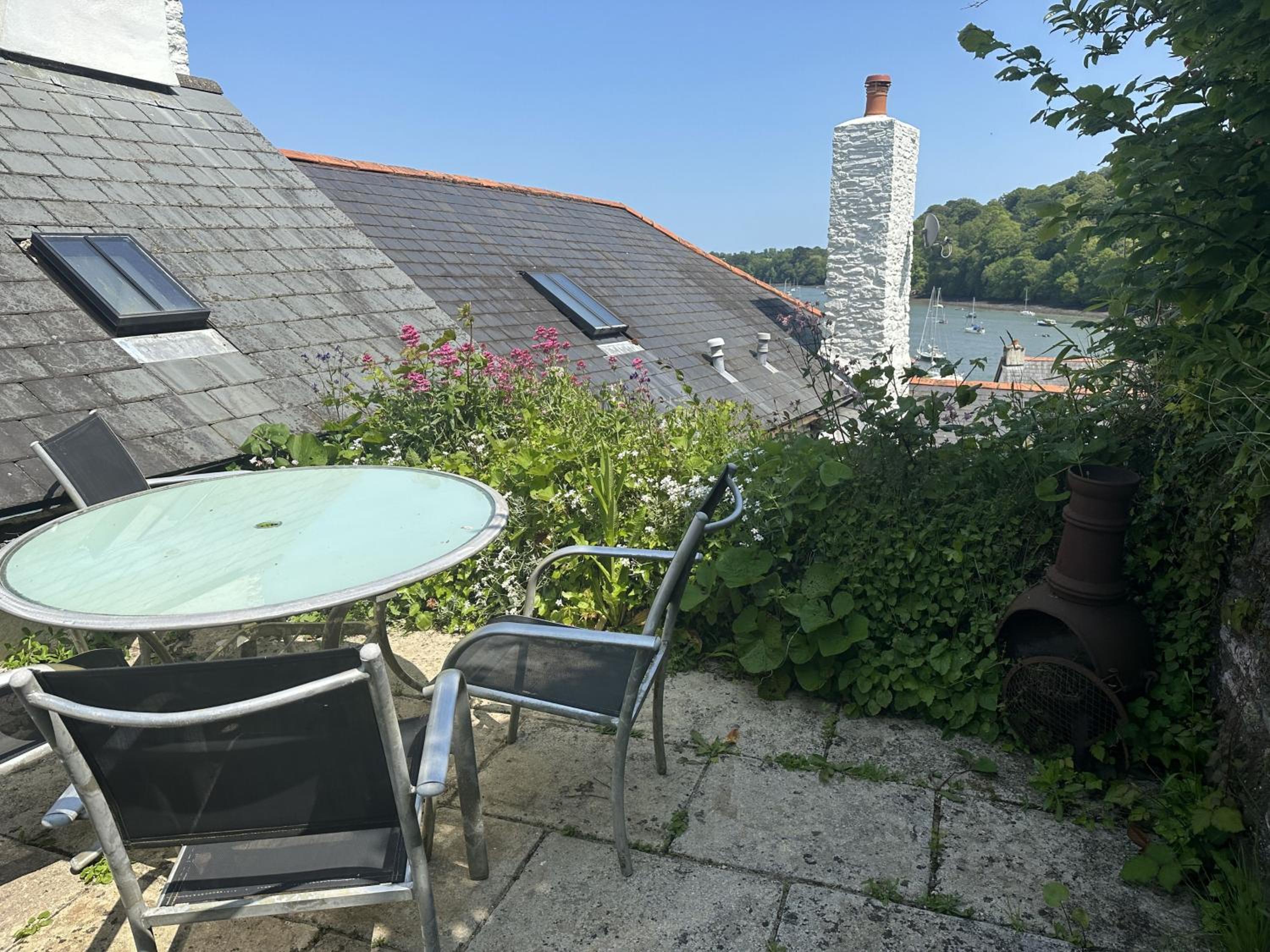 Holly Cottage - characterful cottage a stones throw from river Dart with front & back patios