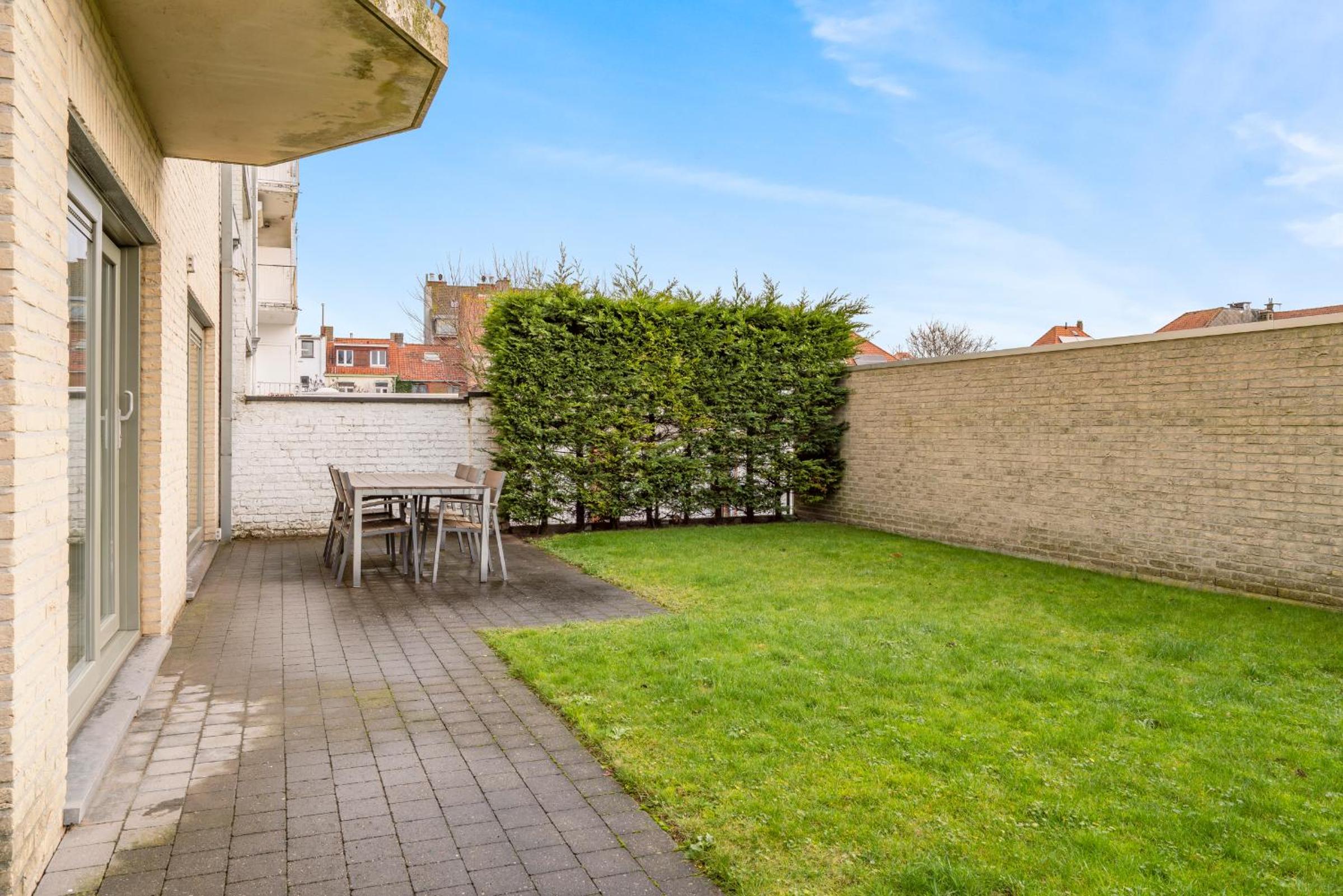 Luxury apartment with garden close to the beach