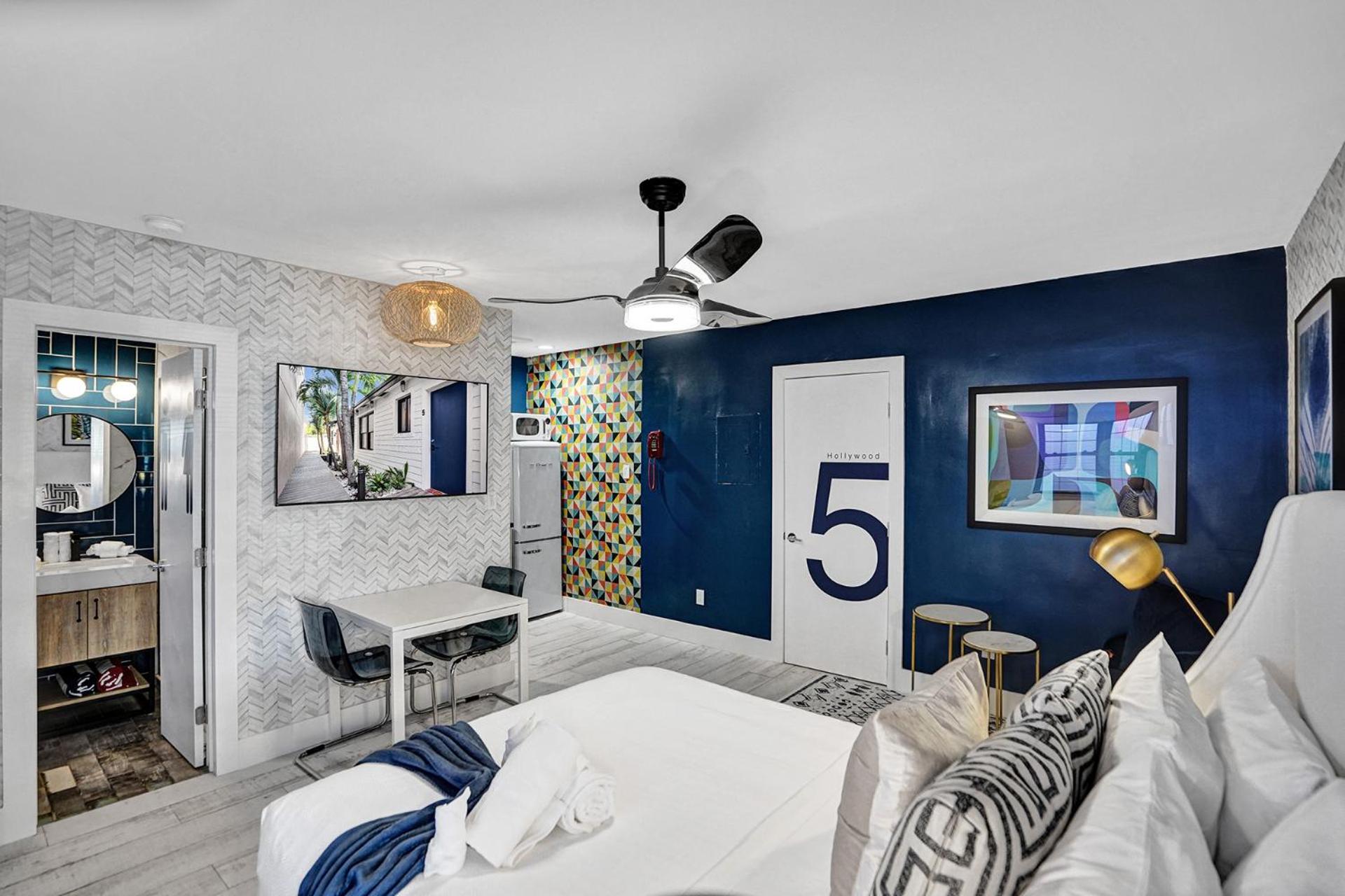 Hollywood Apartments Host by BeeNomad