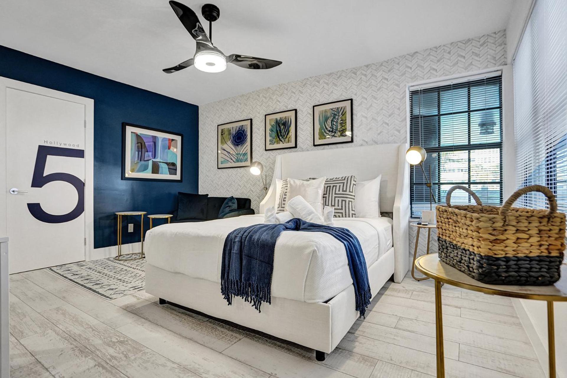 Hollywood Apartments Host by BeeNomad
