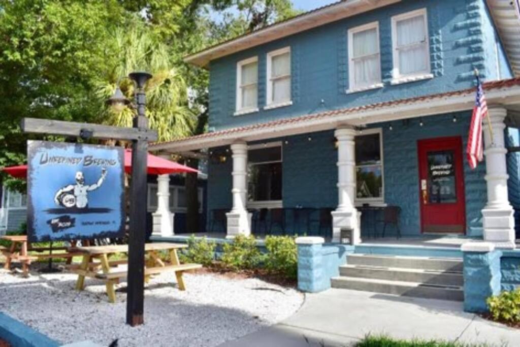 Spacious 3 Bedroom PET FRIENDLY!- Close to beach!