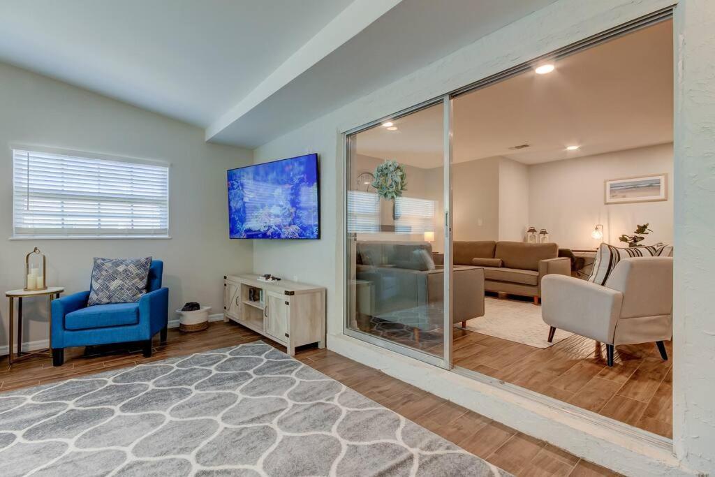 Spacious 3 Bedroom PET FRIENDLY!- Close to beach!