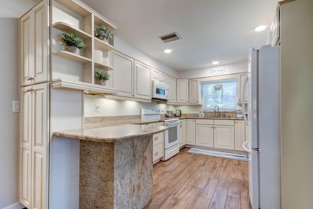 Spacious 3 Bedroom PET FRIENDLY!- Close to beach!, photo 34