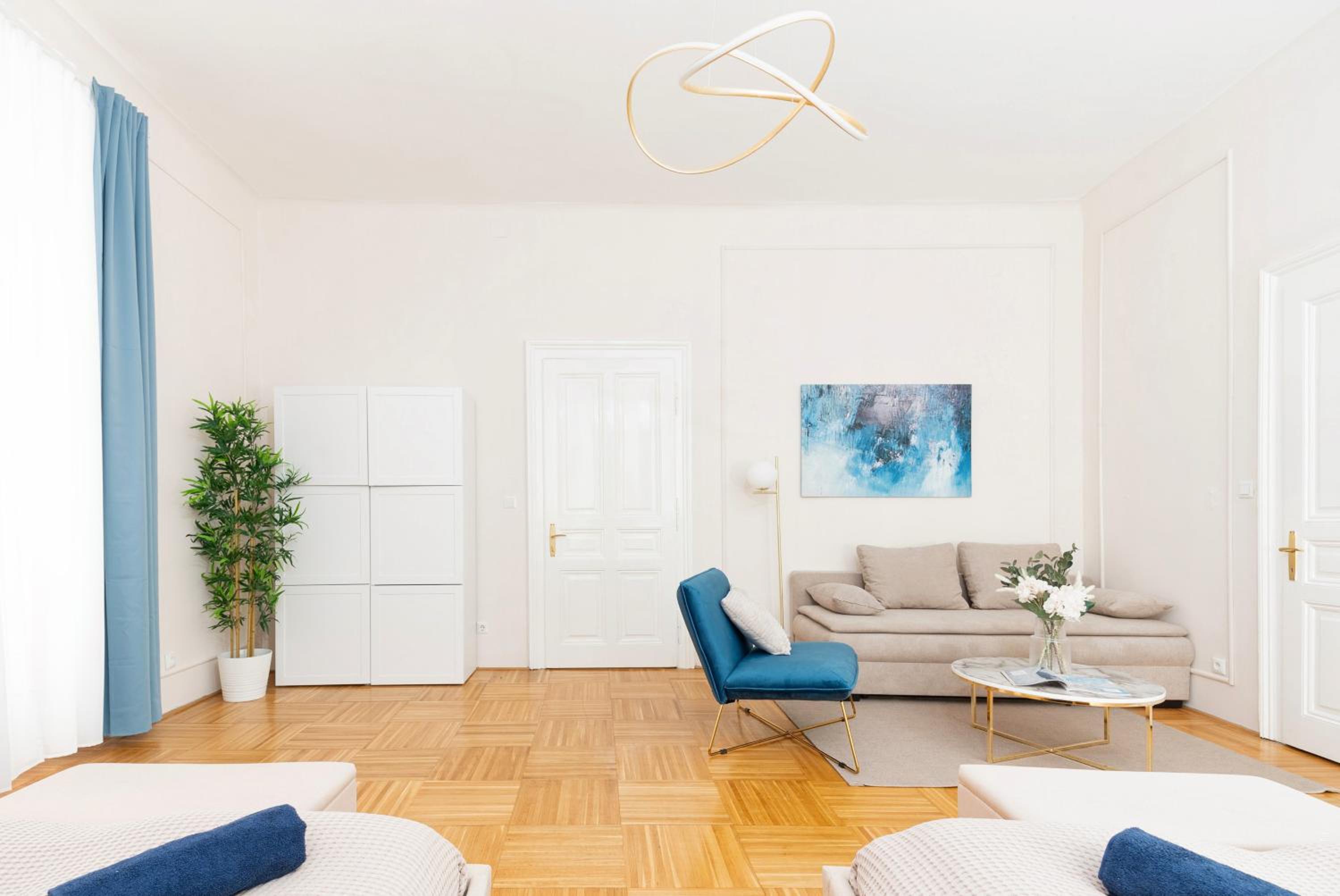 Spacious and Near Metro, Perfect for Groups of 14