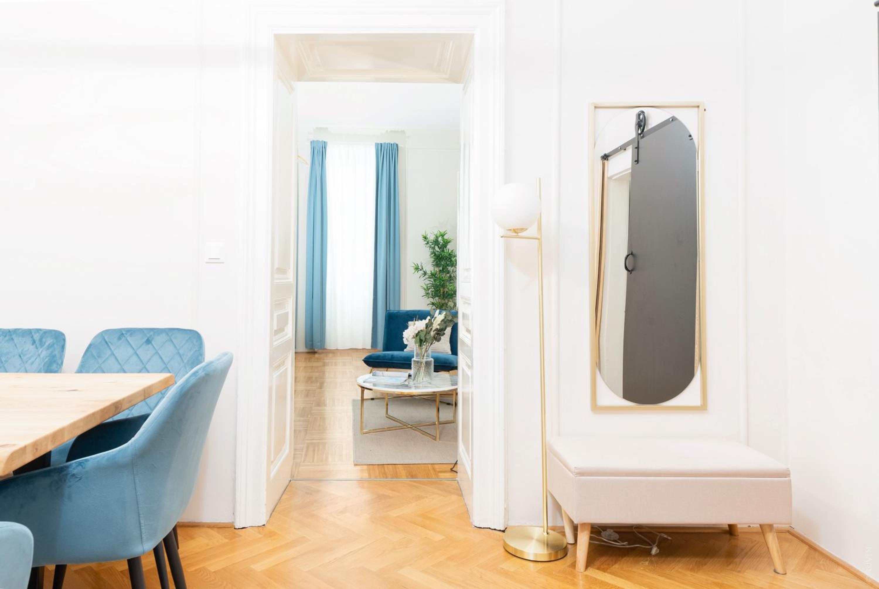 Spacious and Near Metro, Perfect for Groups of 14