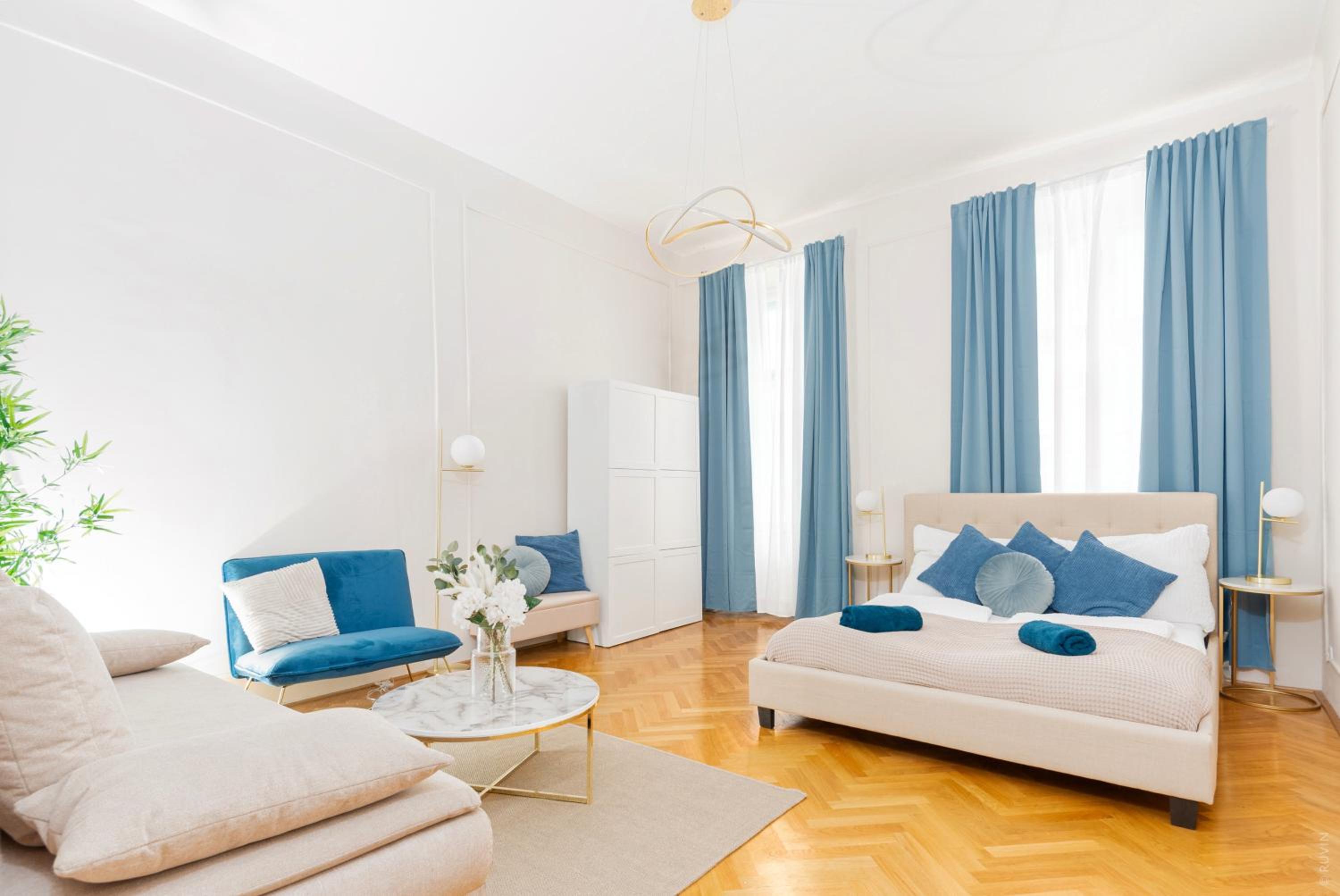 Spacious and Near Metro, Perfect for Groups of 14