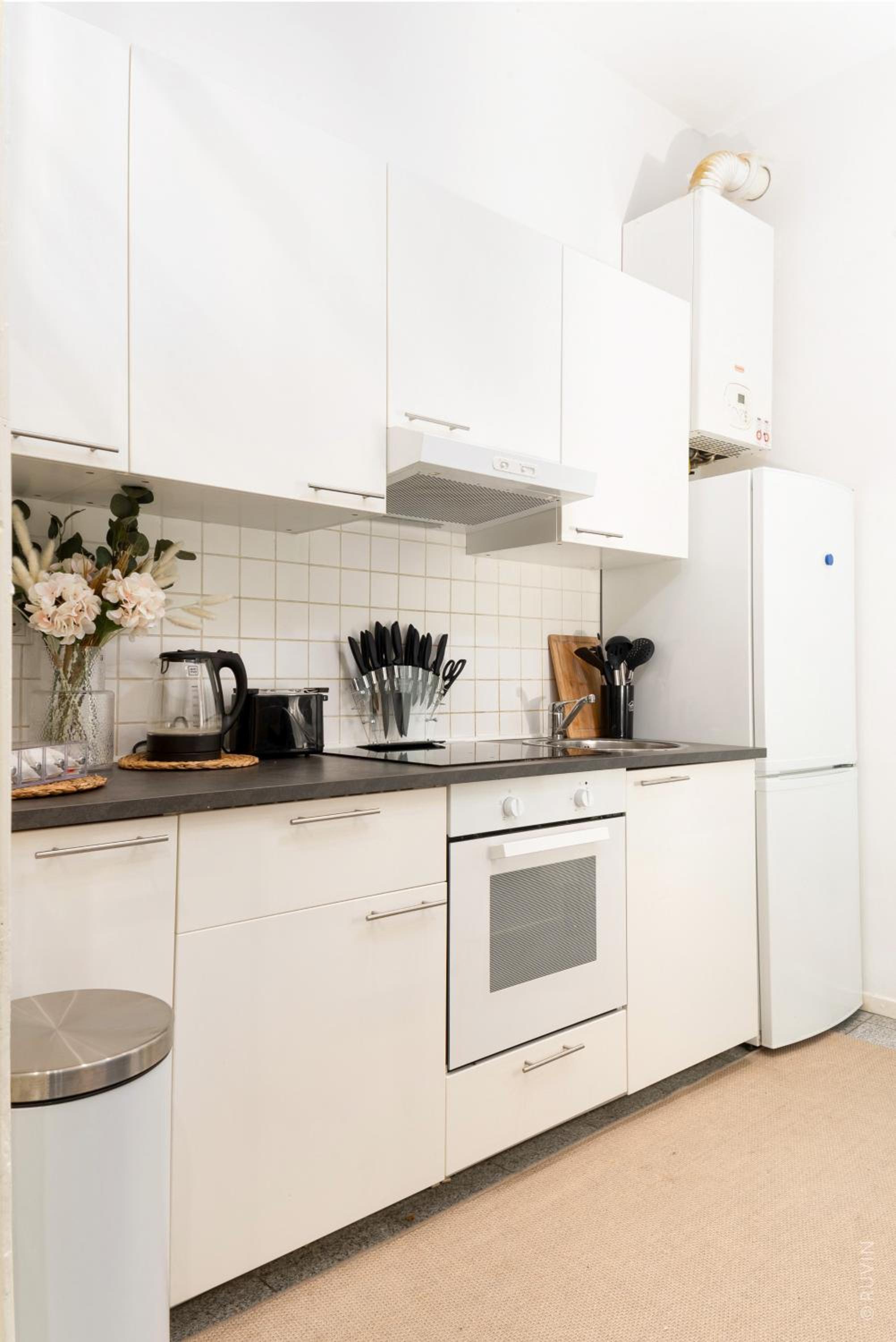 Spacious and Near Metro, Perfect for Groups of 14