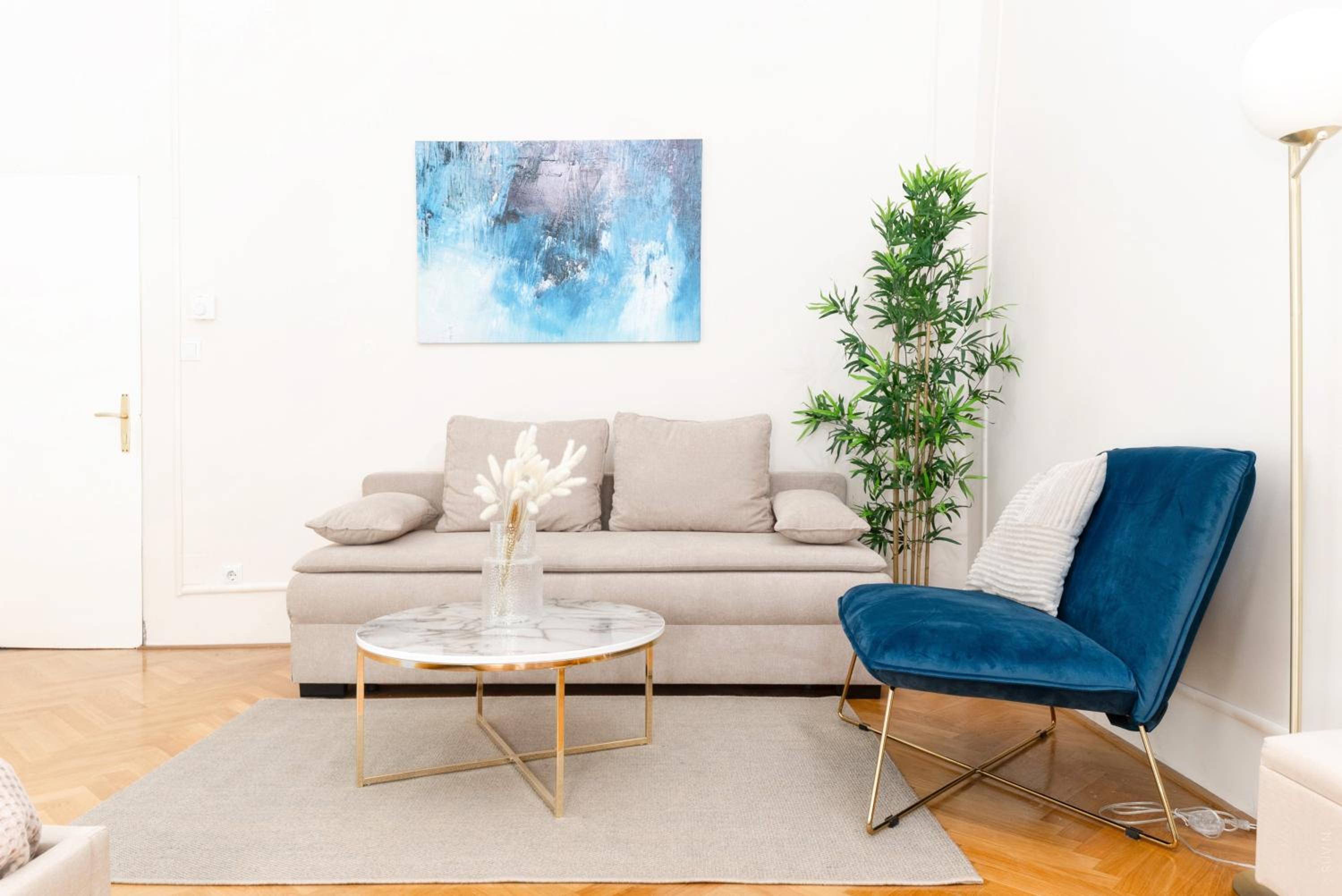 Spacious and Near Metro, Perfect for Groups of 14