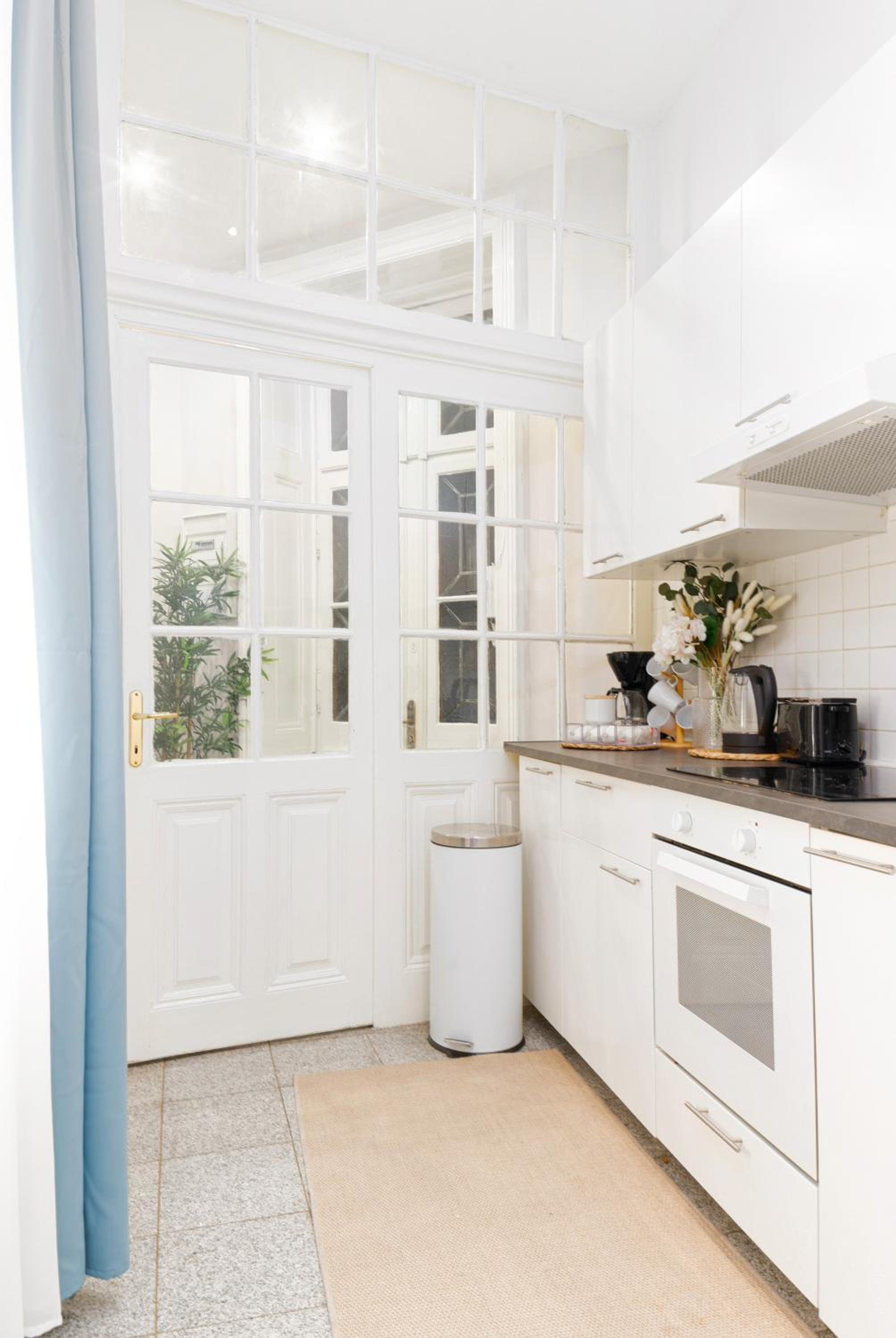 Spacious and Near Metro, Perfect for Groups of 14