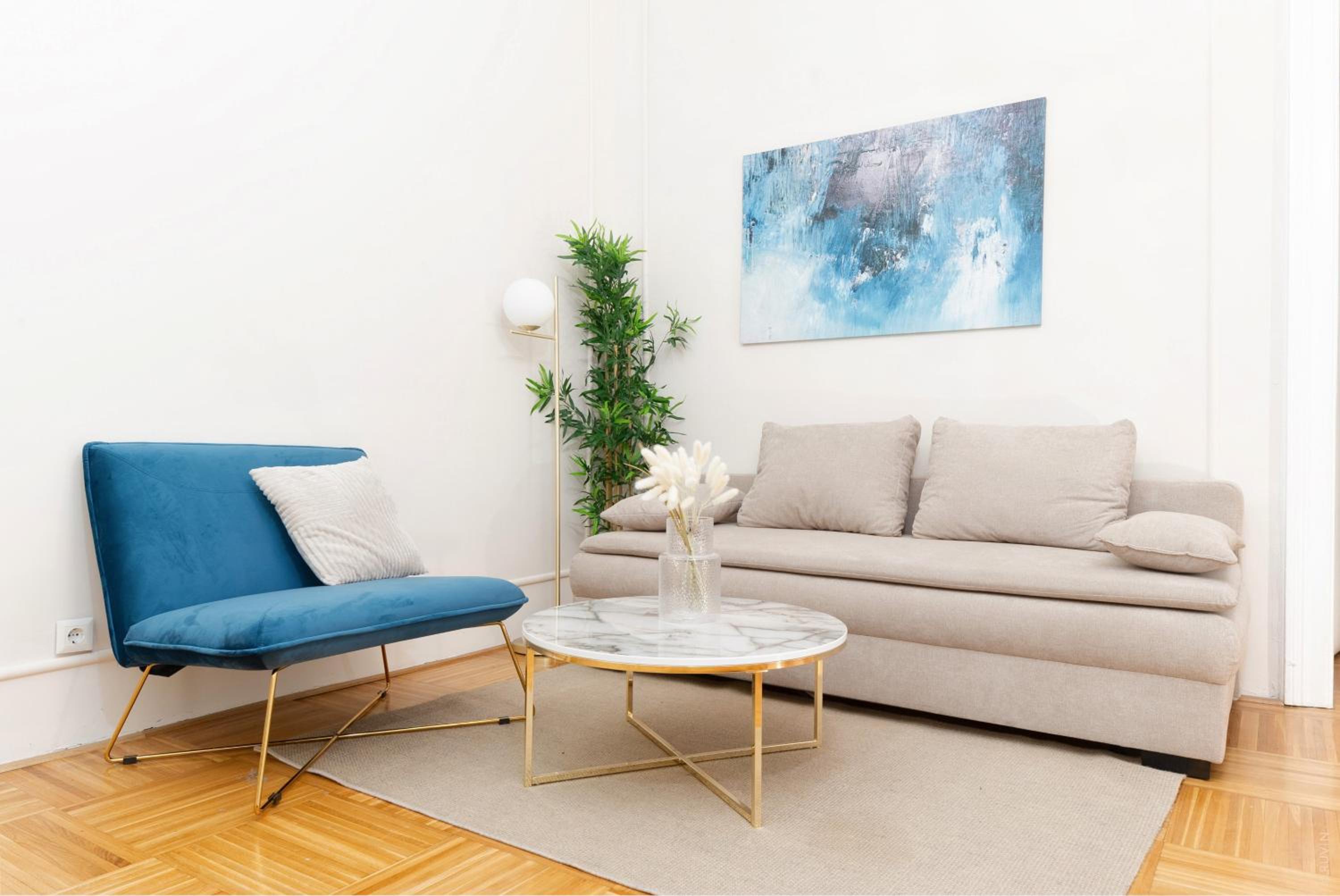 Spacious and Near Metro, Perfect for Groups of 14