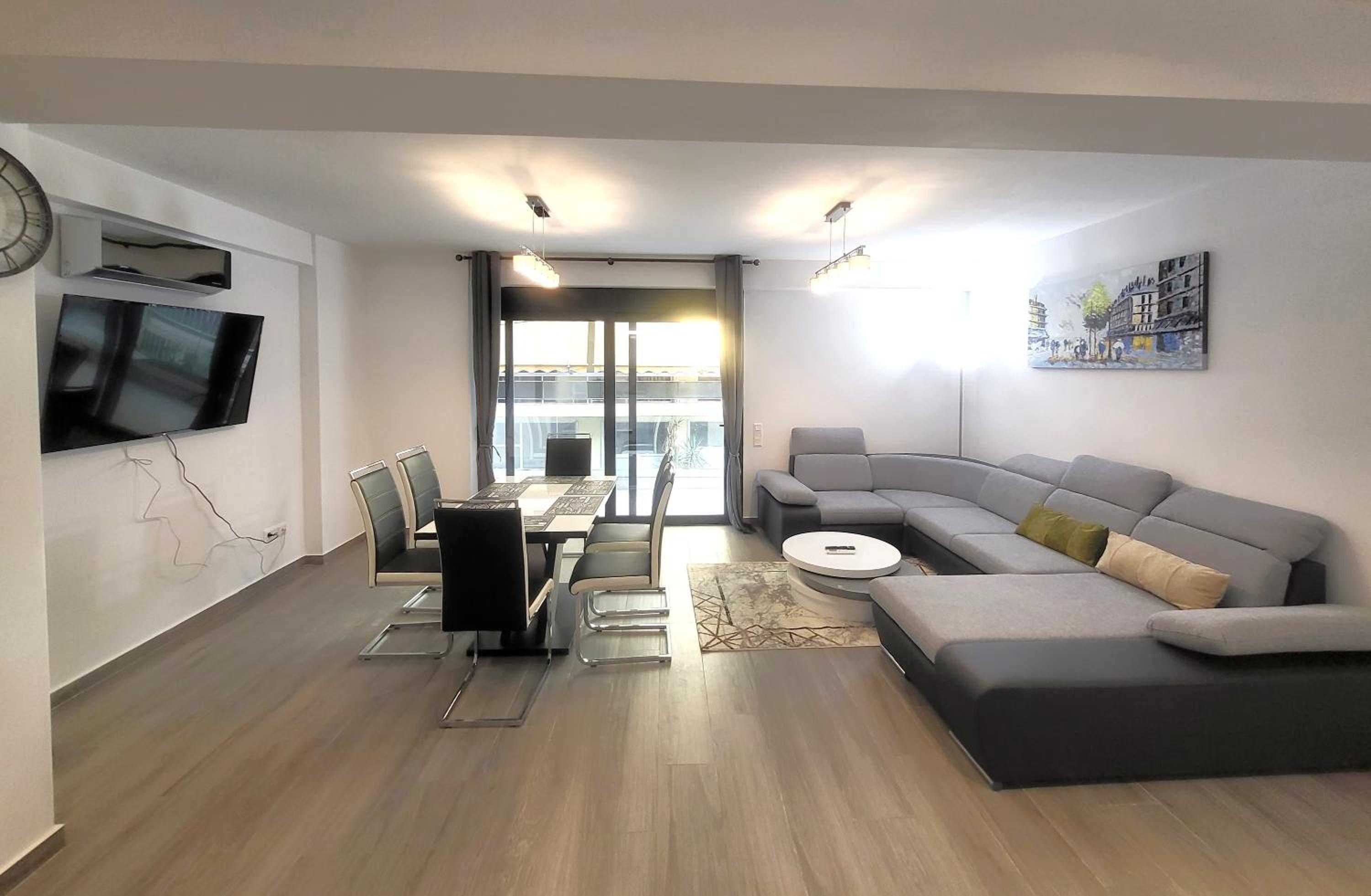Jacuzzi Suite and Family Apartment Near Acropolis