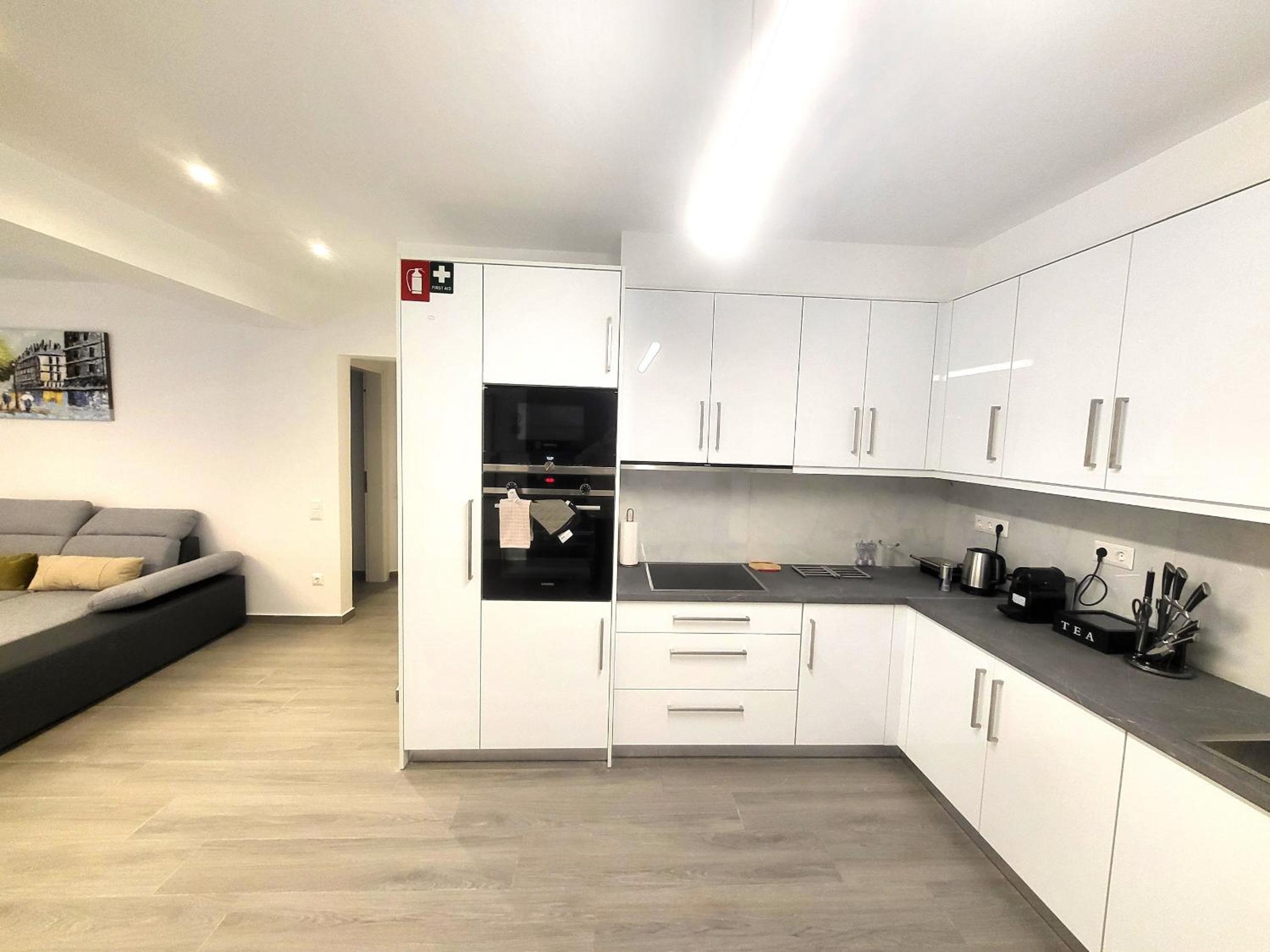 Jacuzzi Suite and Family Apartment Near Acropolis