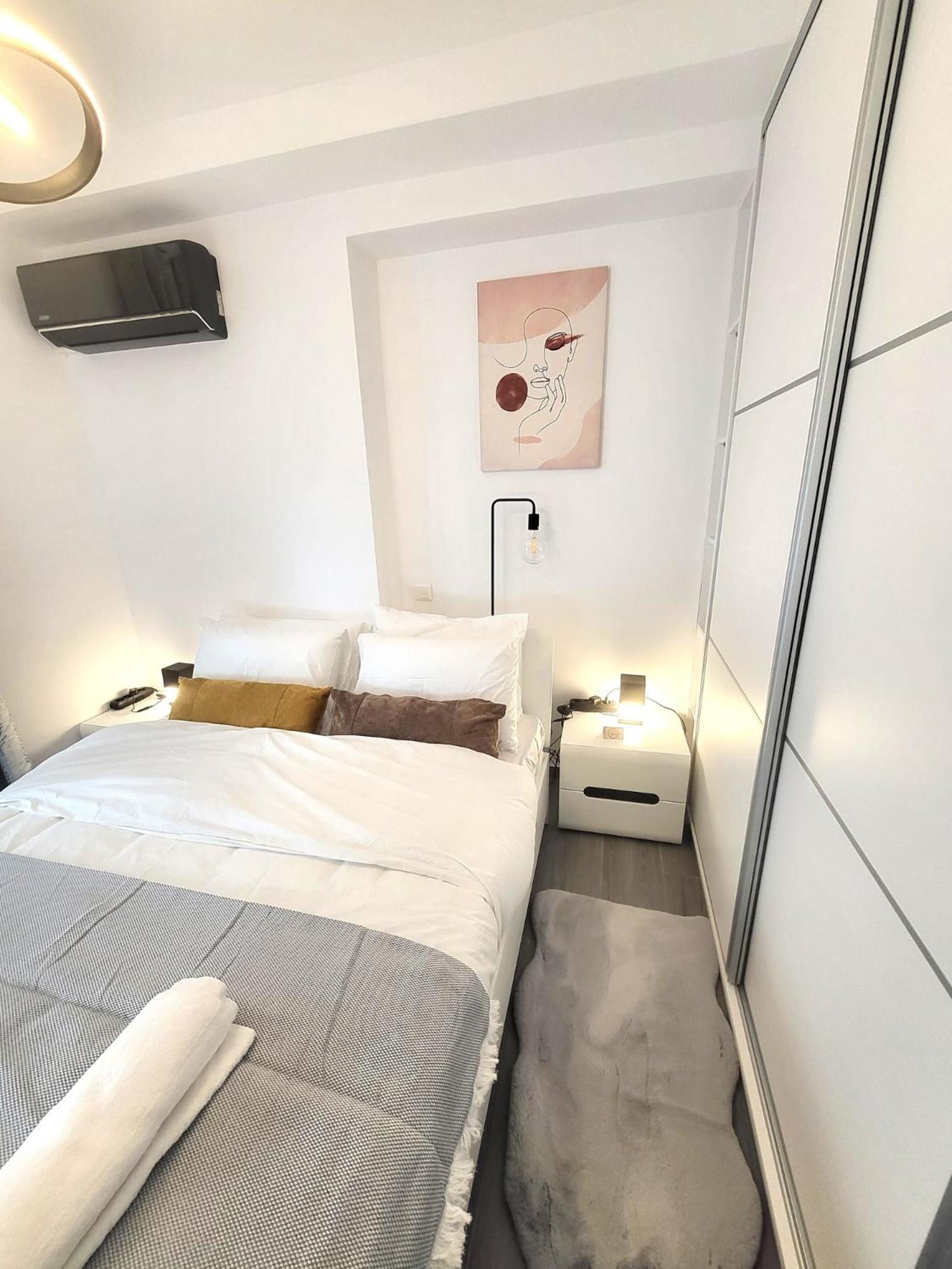 Jacuzzi Suite and Family Apartment Near Acropolis