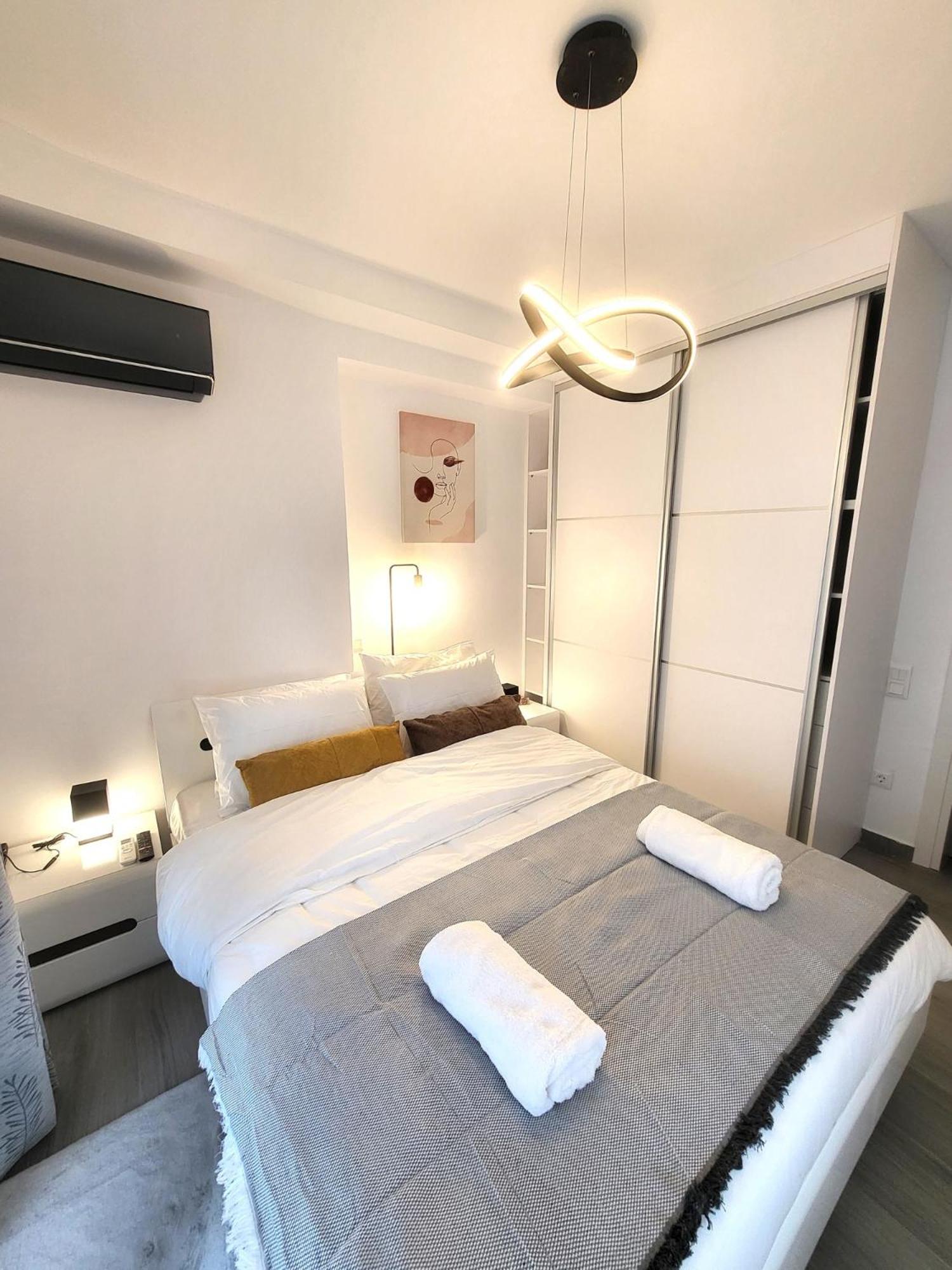 Jacuzzi Suite and Family Apartment Near Acropolis