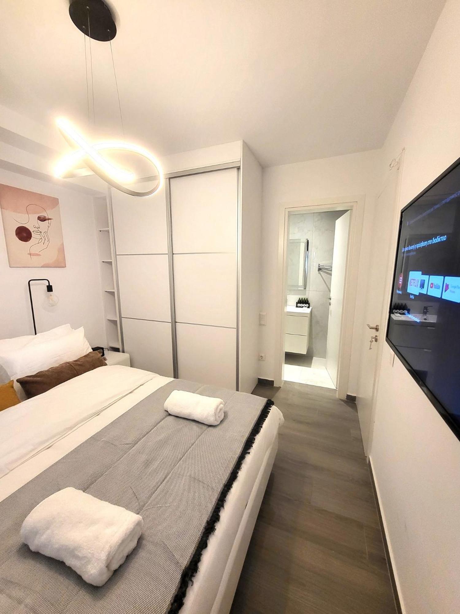 Jacuzzi Suite and Family Apartment Near Acropolis