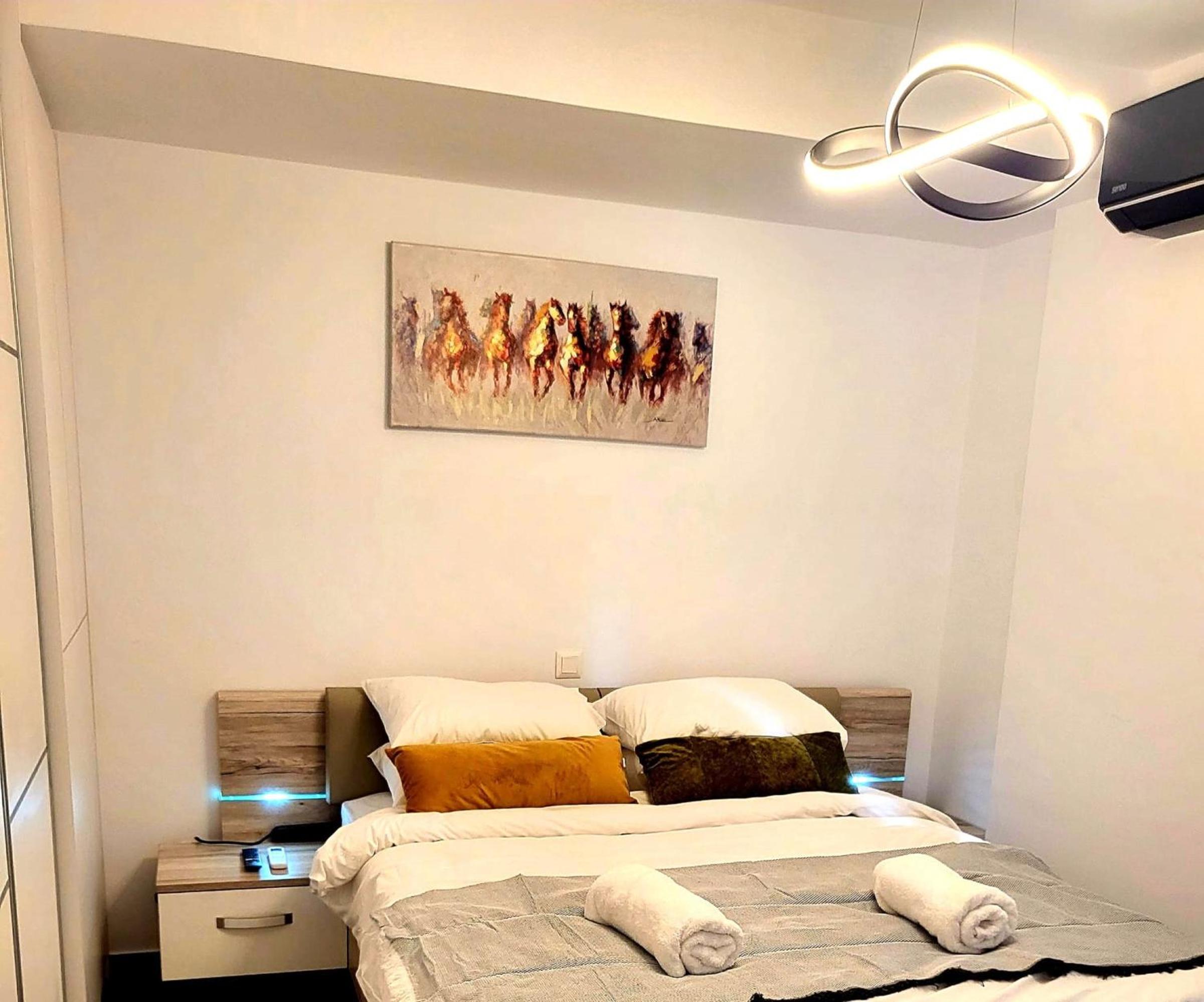 Jacuzzi Suite and Family Apartment Near Acropolis