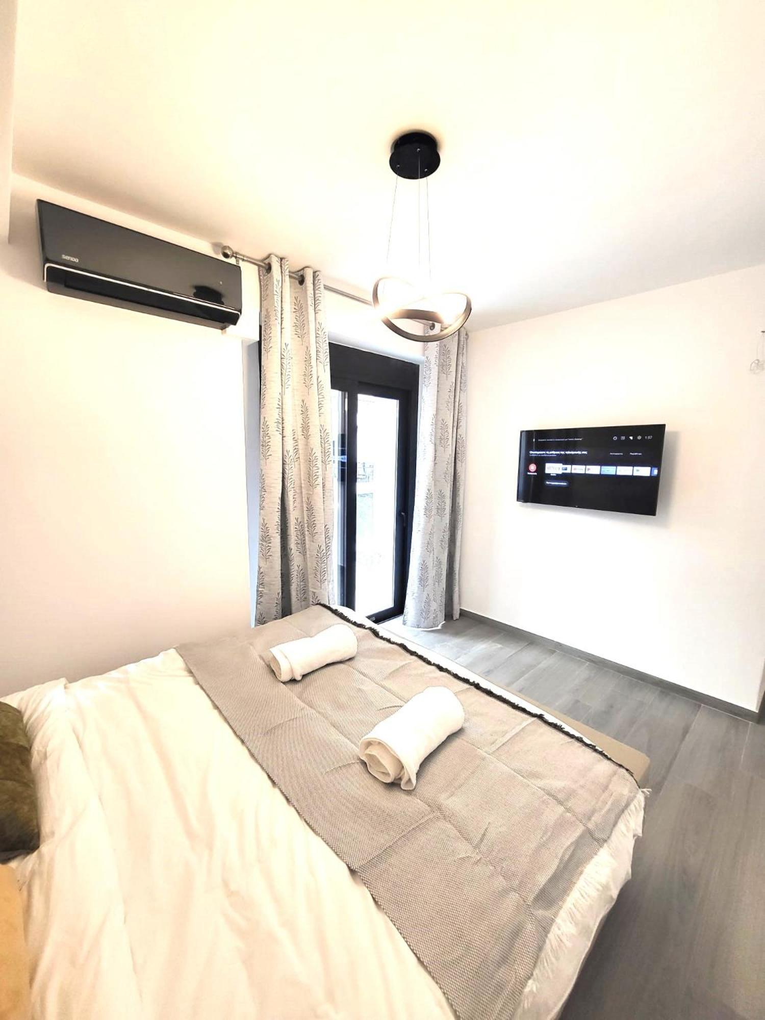 Jacuzzi Suite and Family Apartment Near Acropolis